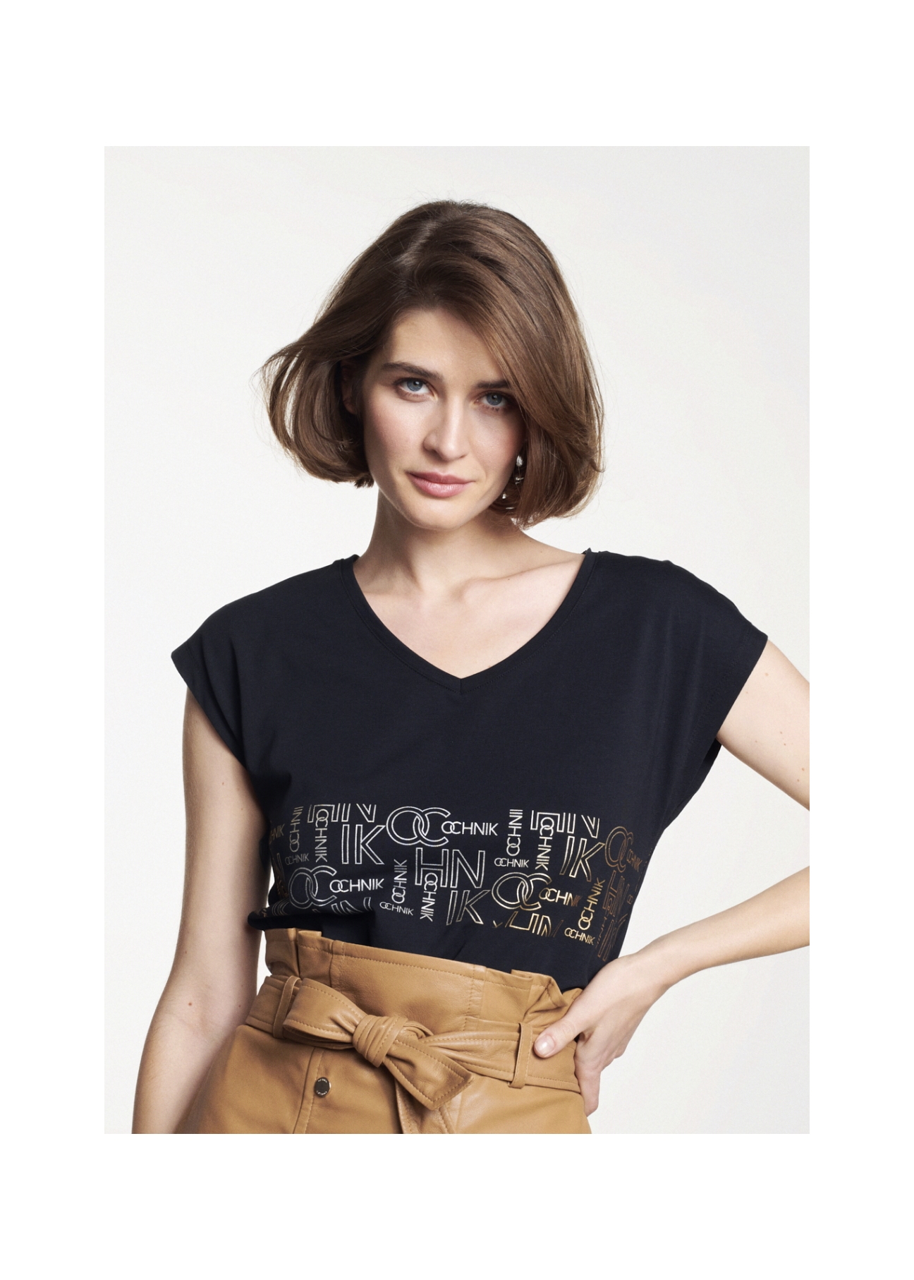Czarny T-shirt damski z logo OCHNIK TSHDT-0062-99(W21)-01