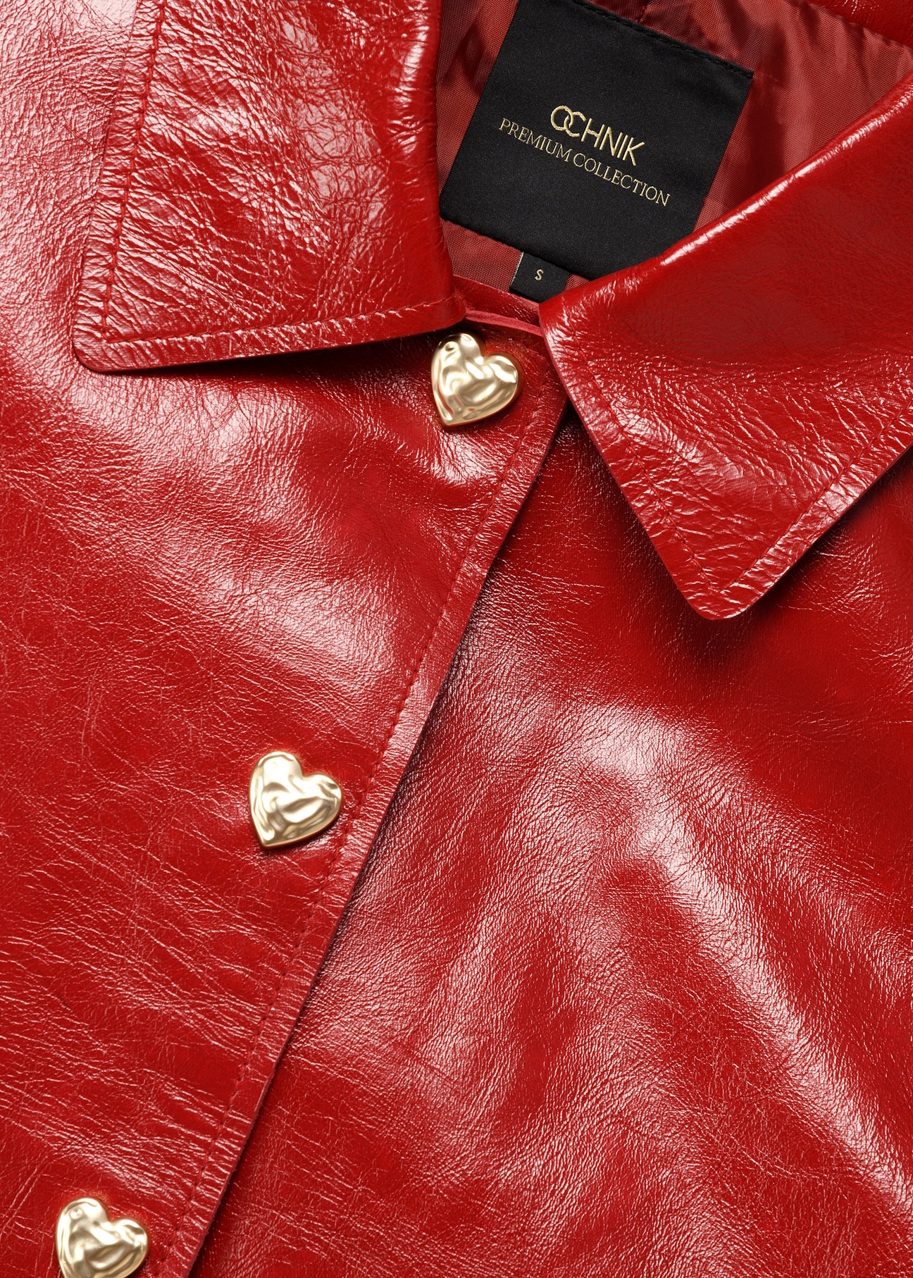 Czerwona krótka kurtka damska KURDS-0612-4B(W26), zbliżenie na detal produktu na białym tle.