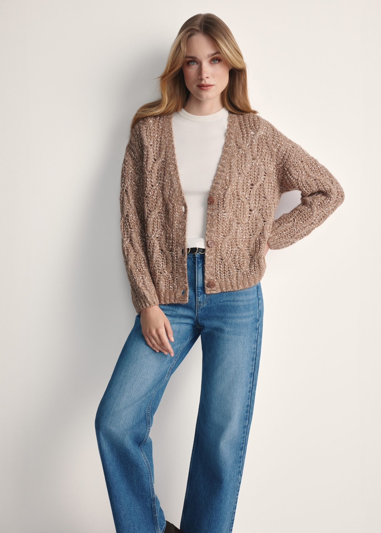 Kardigan damski w kolorze camelu KARDT-0054-24(Z25) - widok produktu z przodu na białym tle. Widoczna cała sylwetka.