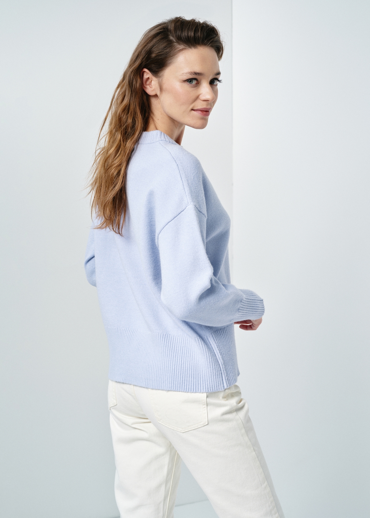 Błękitny sweter damski SWEDT-0202-62(W24)-02