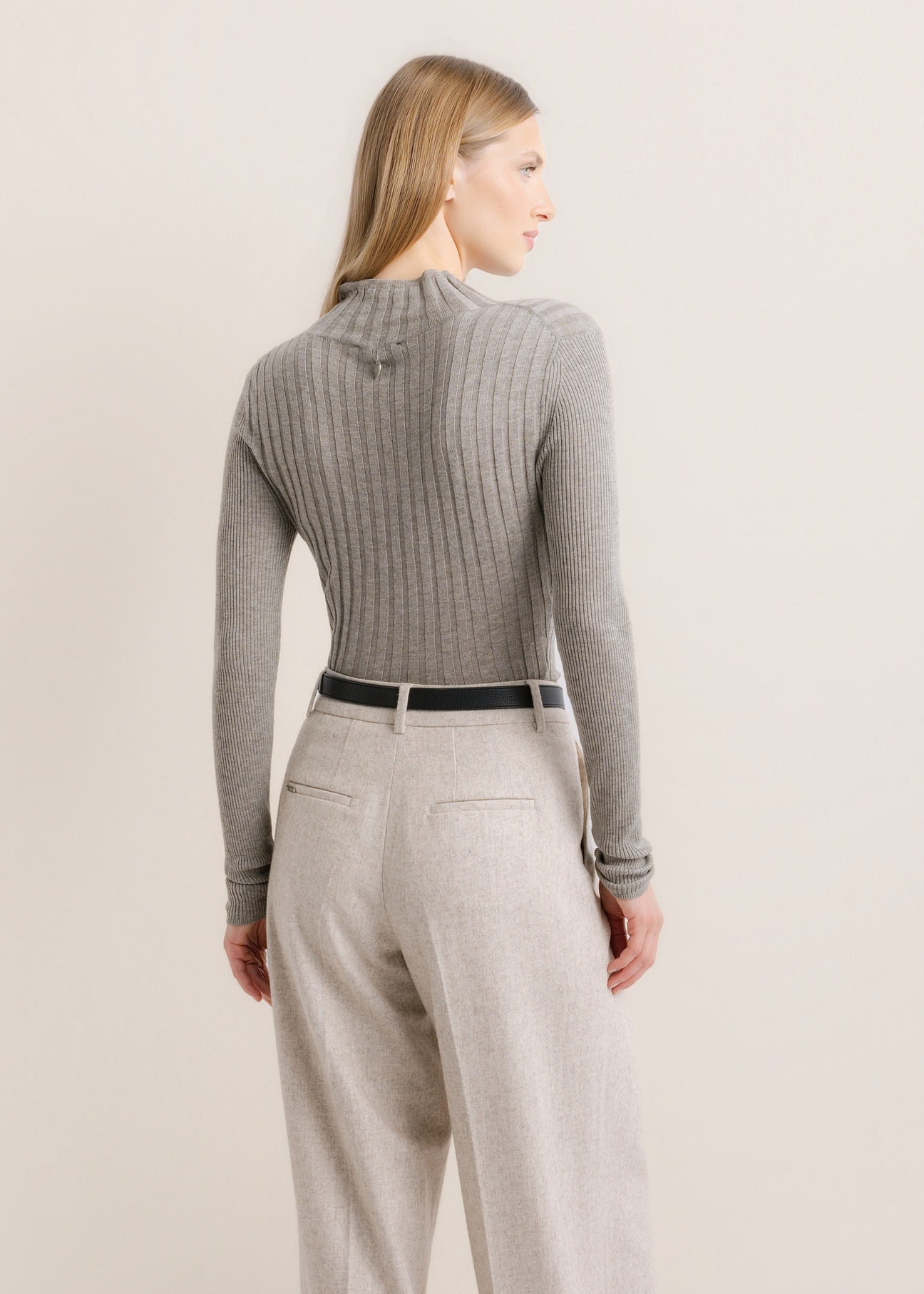 Jasnoszary sweter damski z domieszką kaszmiru SWEDT-0288-9B(Z26), widok produktu od tyłu na modelce. Widoczna połowa sylwetki.