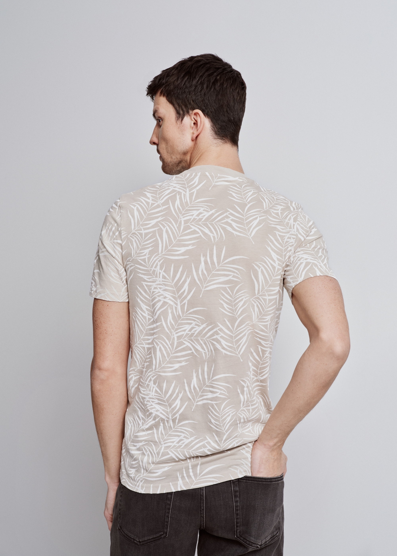 Beżowy T-shirt z printem męski TSHMT-0103-81(W24)-02