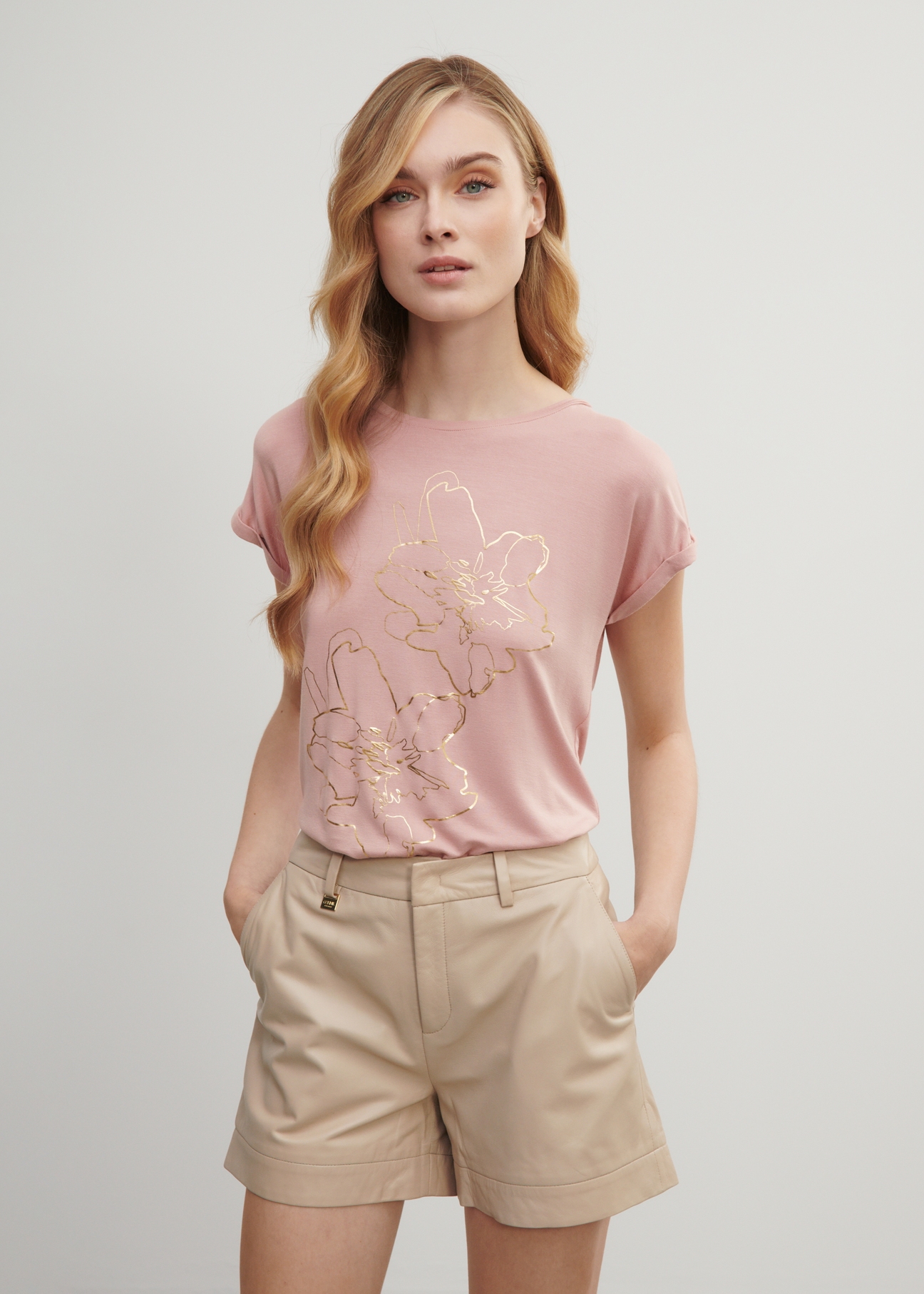 Różowy T-shirt damski z kwiatowym printem TSHDT-0107-34(W23)-03