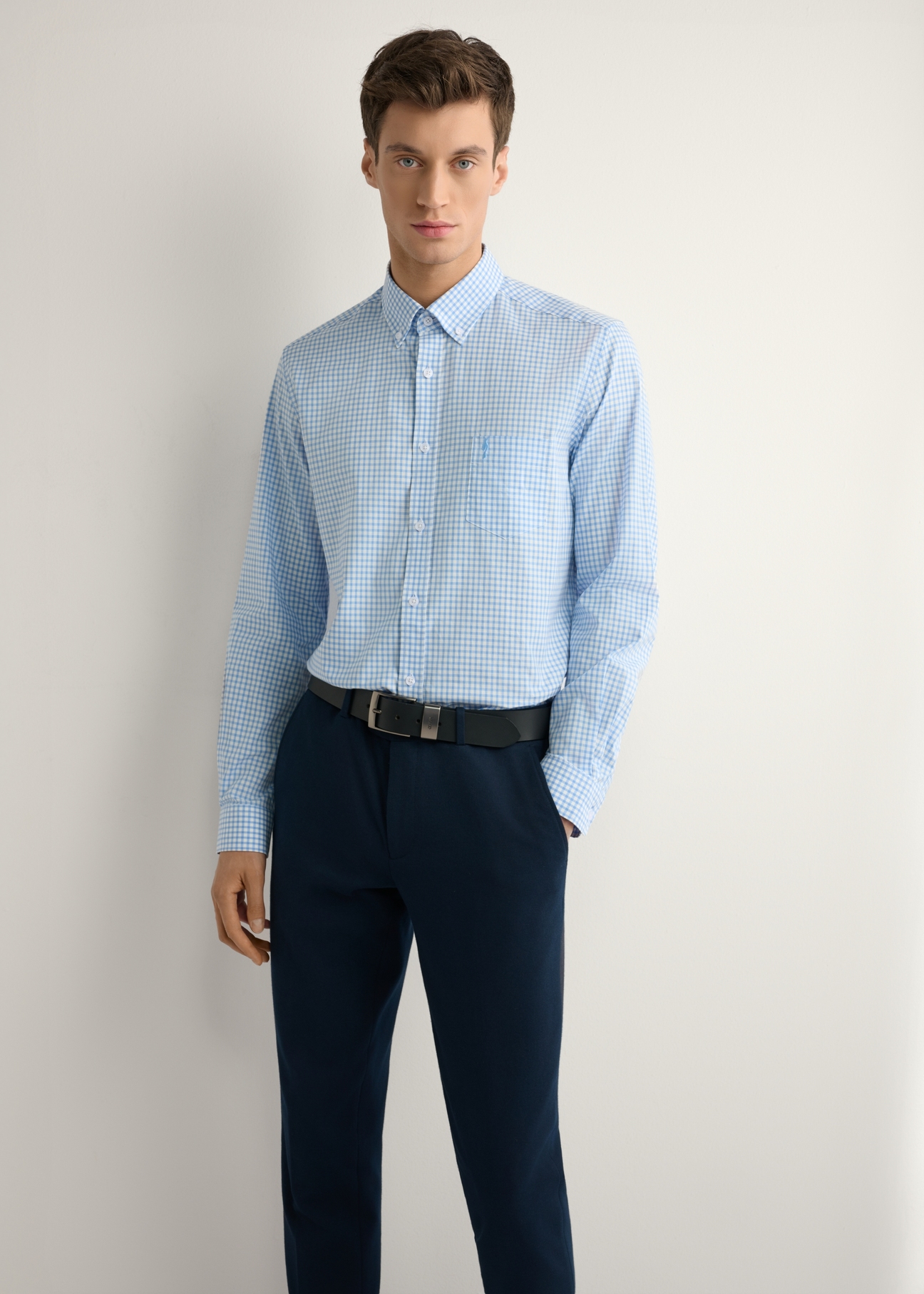 Bawełniana koszula męska w niebieską kratkę KOSMT-0277-7B(W26), widok produktu z przodu na modelu. Widoczna połowa sylwetki.