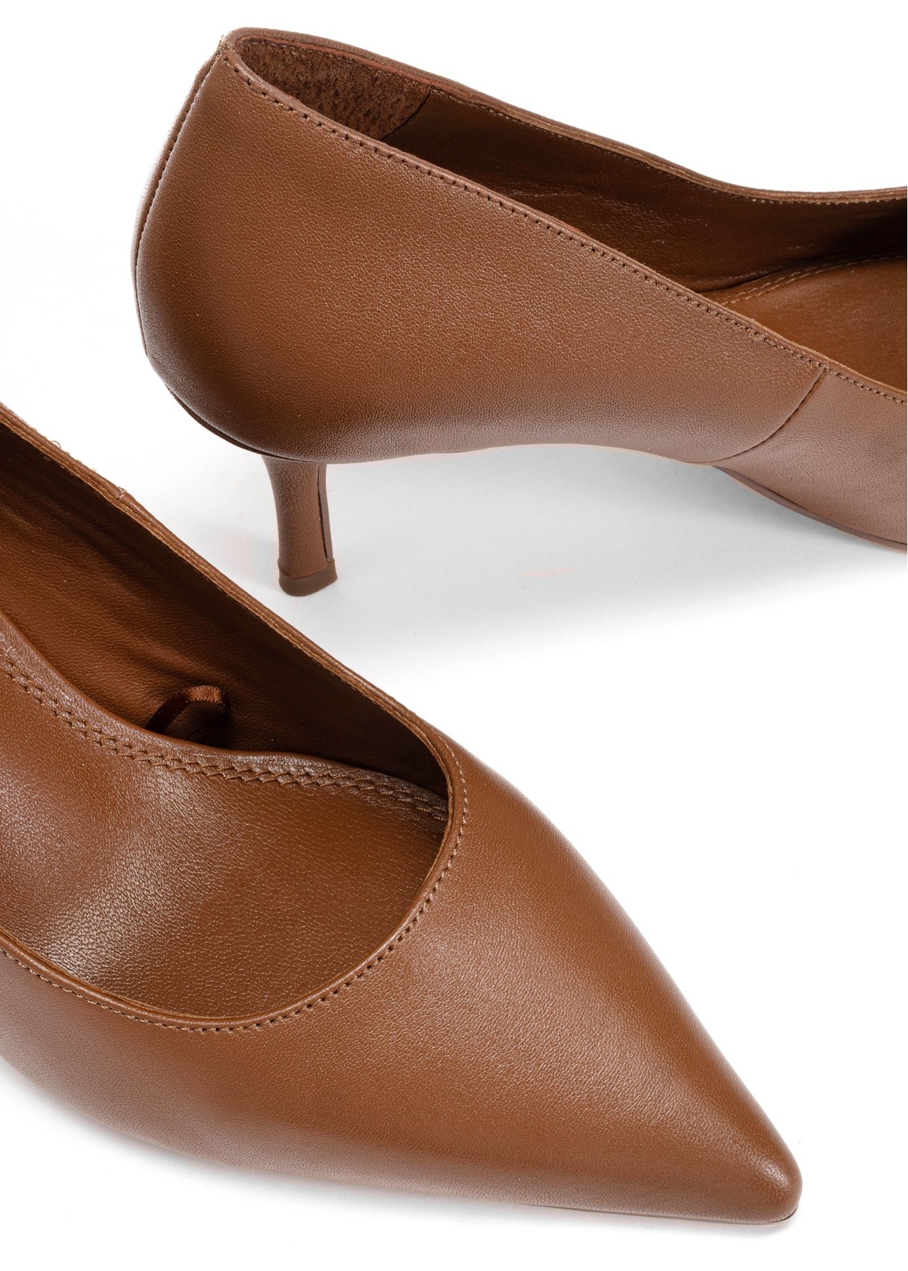 Camelowe skórzane czółenka damskie BUTYD-1031A-1D(W26), zbliżenie na detal produktu na białym tle.