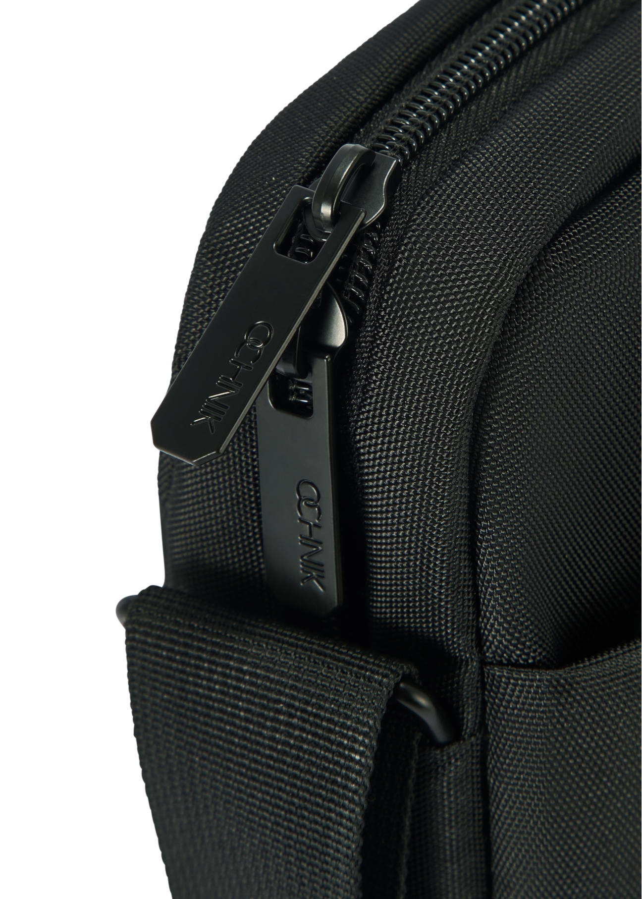 Czarna męska saszetka TORMN-0366-99(Z25), zbliżenie na detal produktu, widok na białym tle.