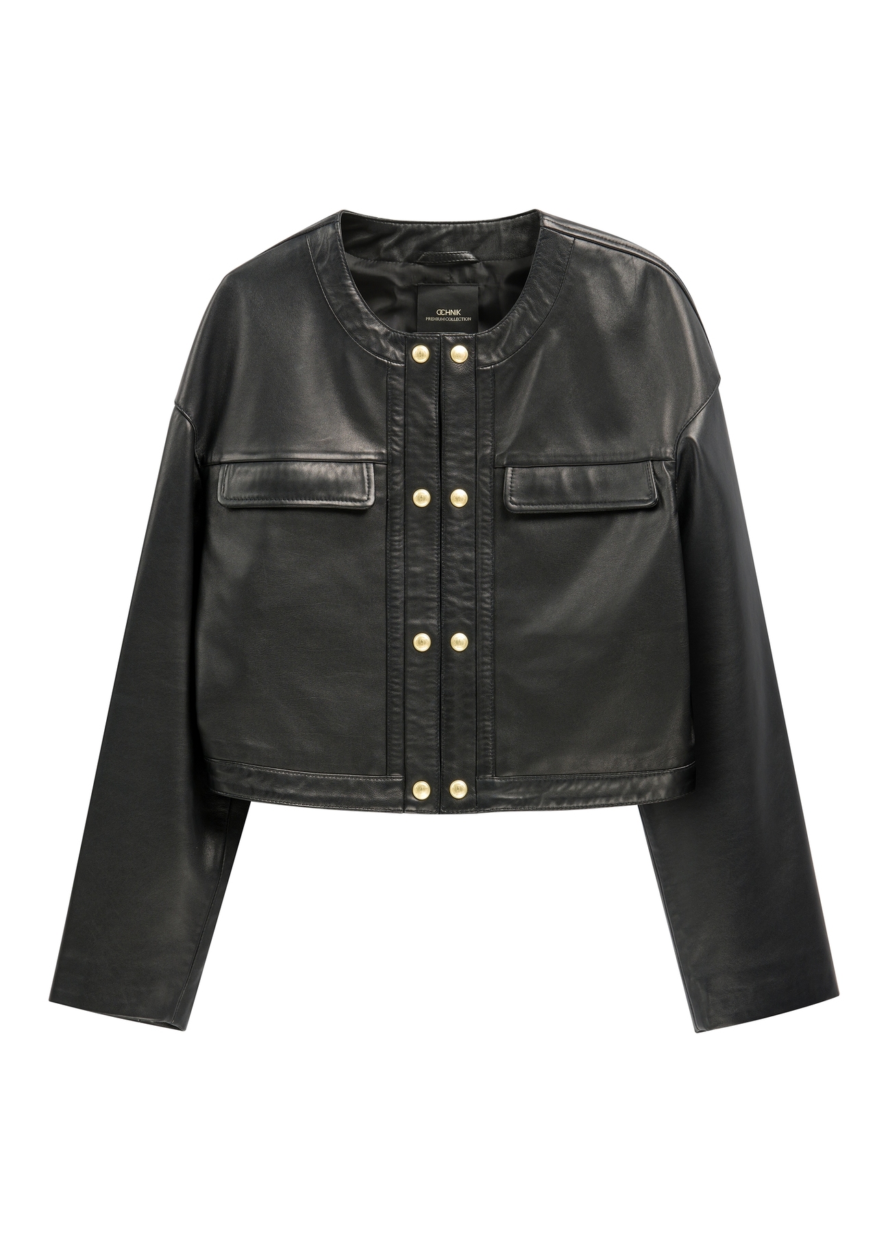 Krótka czarna kurtka skórzana damska KURDS-0597-99(W26), widok produktu z przodu na białym tle.