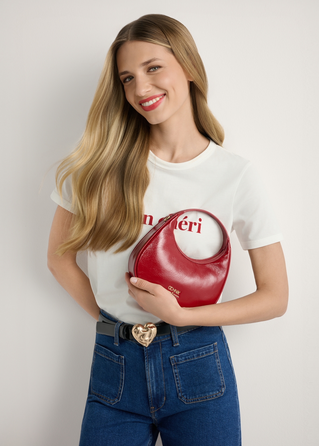 Czerwona skórzana torebka hobo TORES-1216-4B(W26), widok produktu od przodu na modelce, widoczna połowa sylwetki.