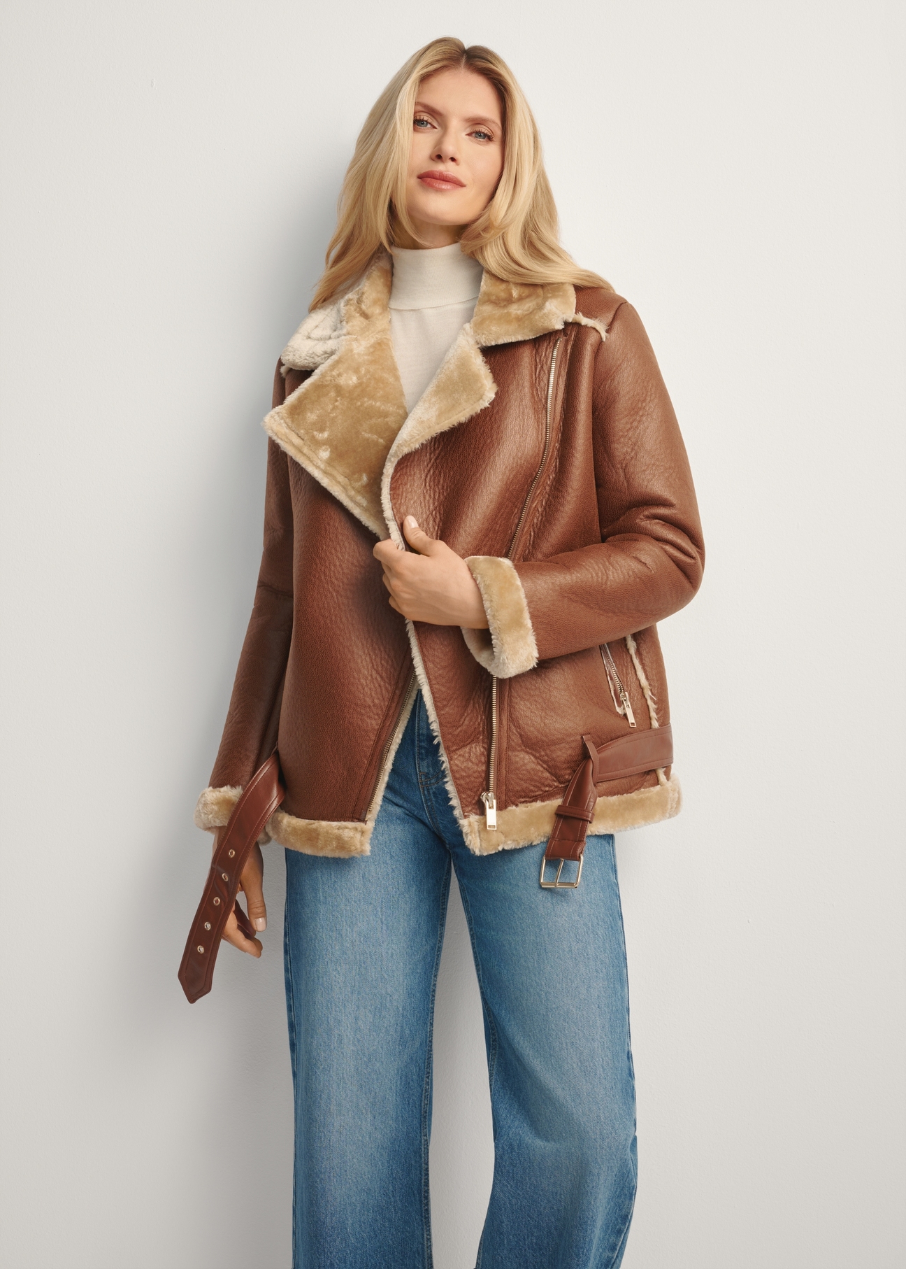 Brązowy krótki kożuch damski KOZDP-0001A-89(Z25), widok produktu przodem na modelce, widoczna połowa sylwetki.