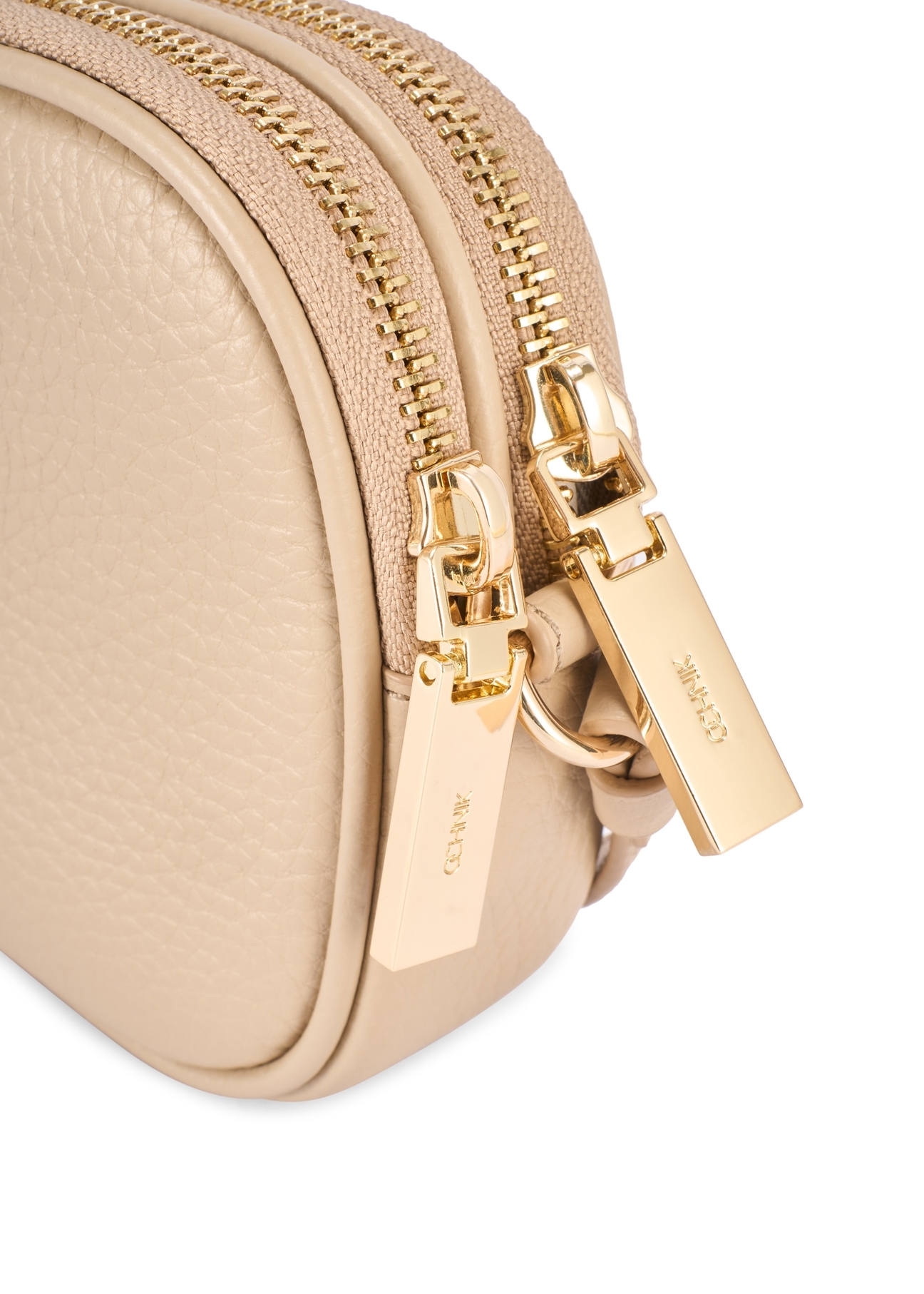 Mała beżowa skórzana torebka damska TORES-0466E-1B(W26) - zbliżenie na detal, na białym tle.