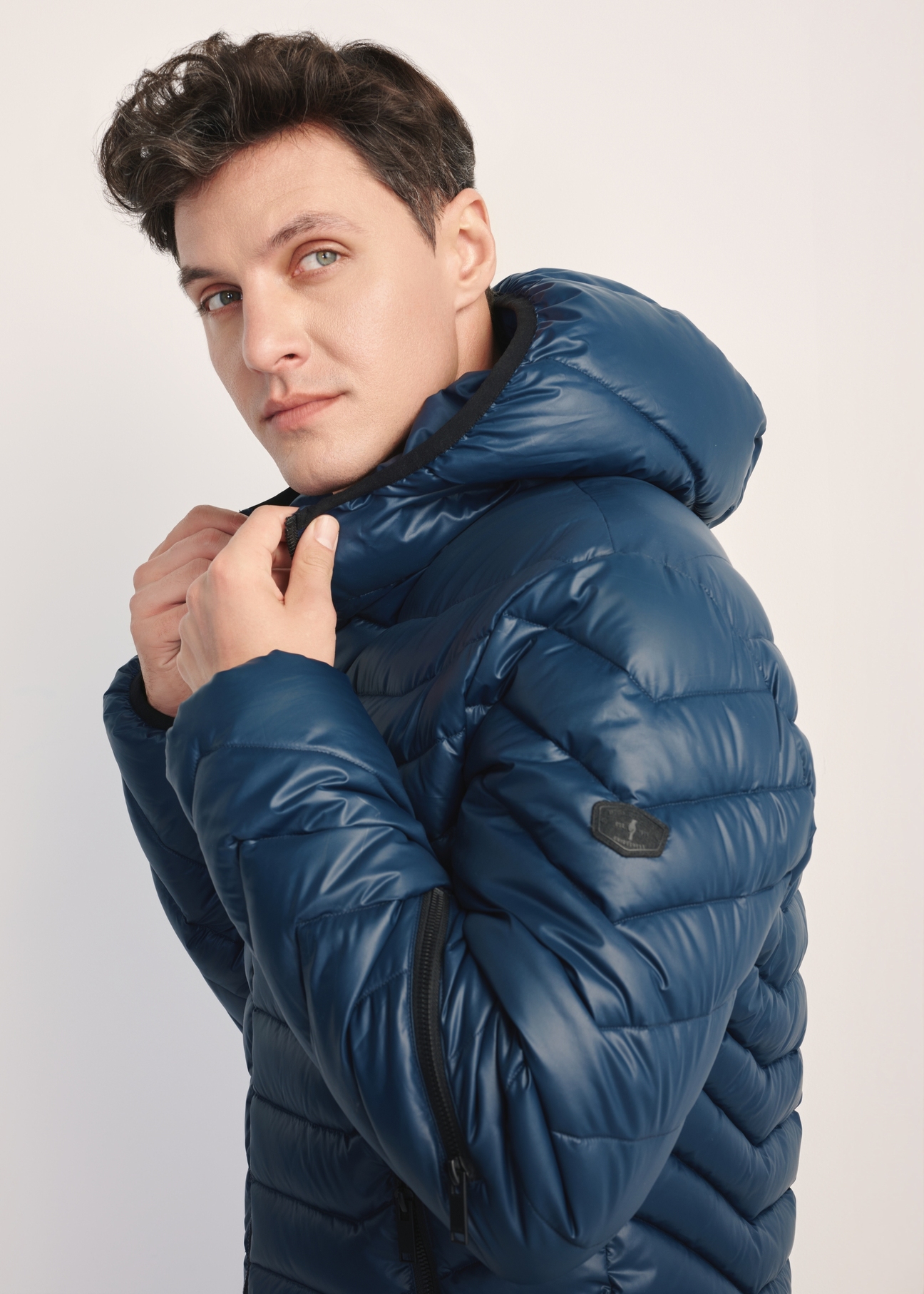 Kurtka męska w kolorze granatowym KURMT-0380-69(Z25), produkt widoczny od boku na modelu, widoczne zbliżenie na rękaw.
