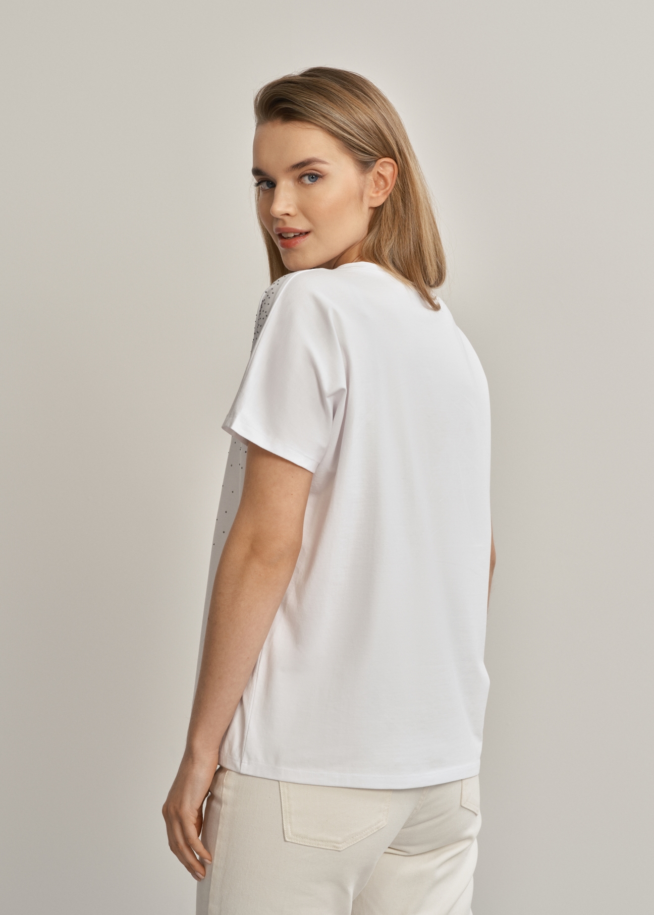 Biały T-shirt damski z cekinami TSHDT-0113-11(W23)-03