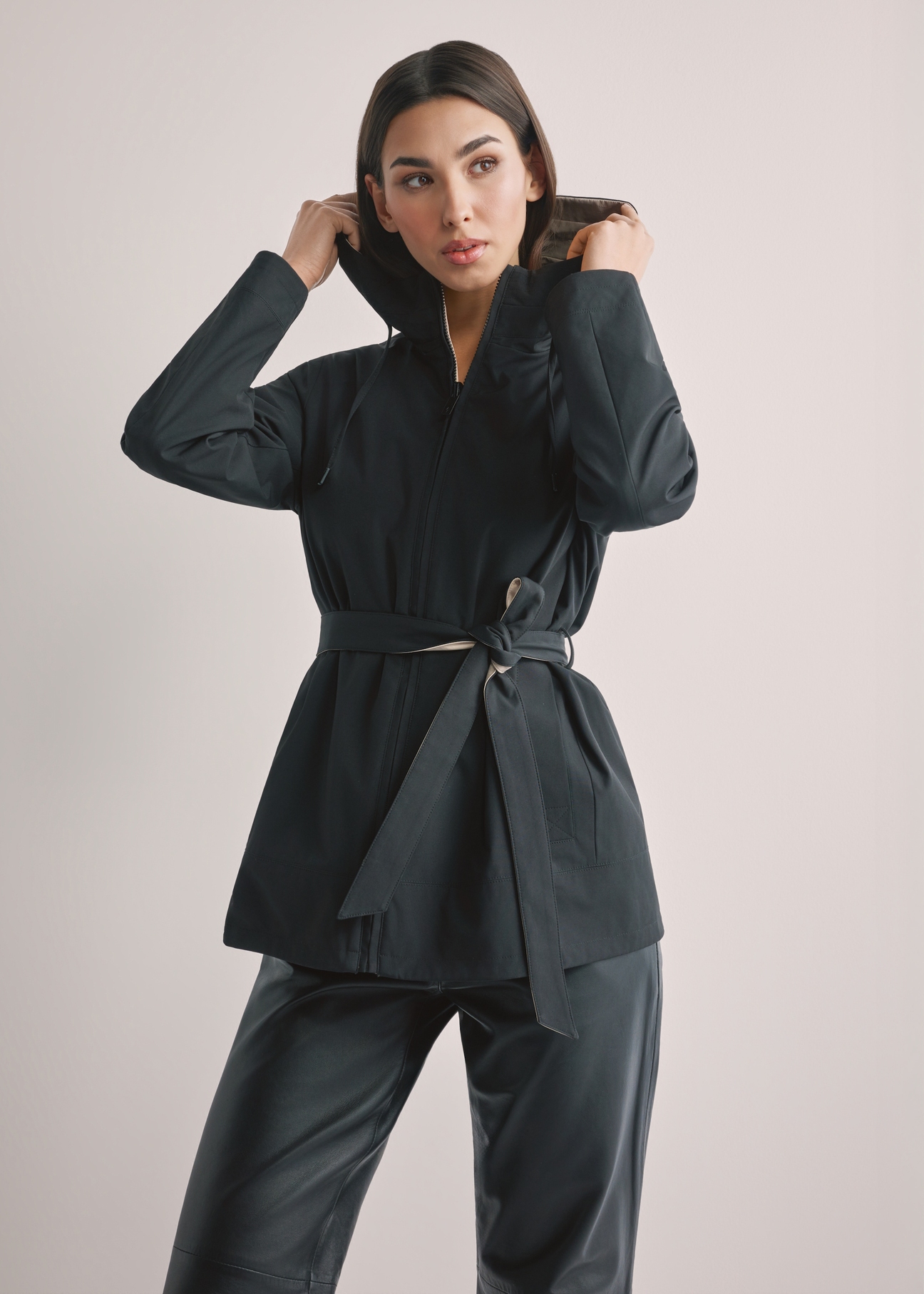 Dwustronna przejściowa kurtka damska KURDT-0655-9J(W26), widok produktu z przodu na modelce. Widoczna połowa sylwetki.