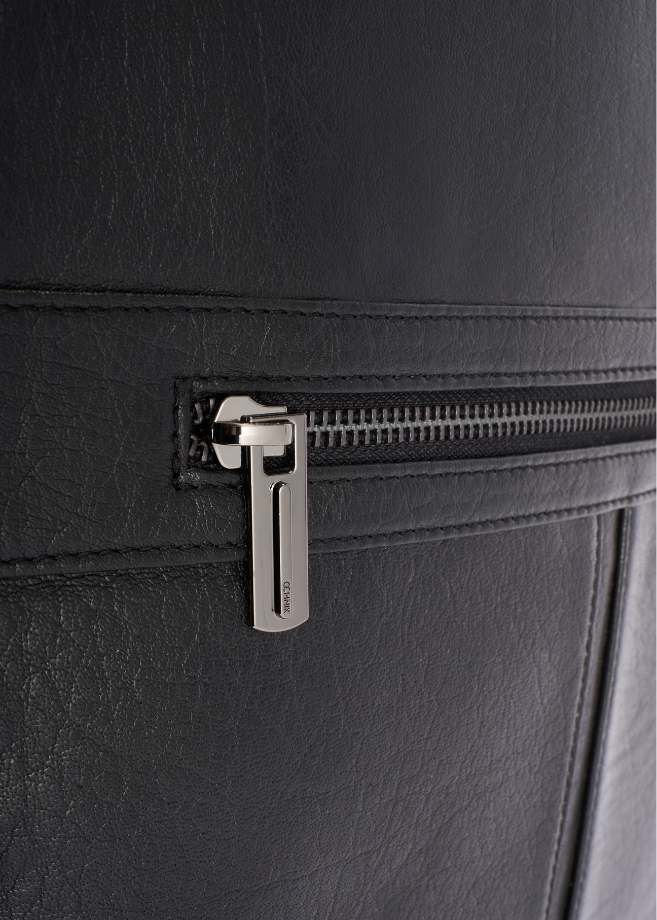 Duży skórzany plecak męski TORMS-0493-99(W26) - zbliżenie na detal, na białym tle. 