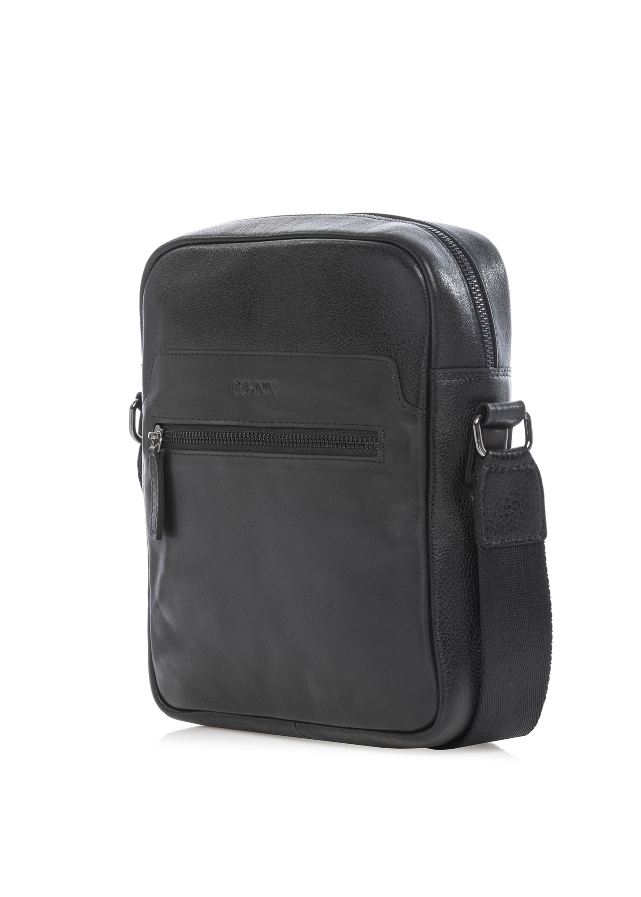 Czarna skórzana listonoszka męska TORMS-0499-99(W26), widok produktu skosem na białym tle.