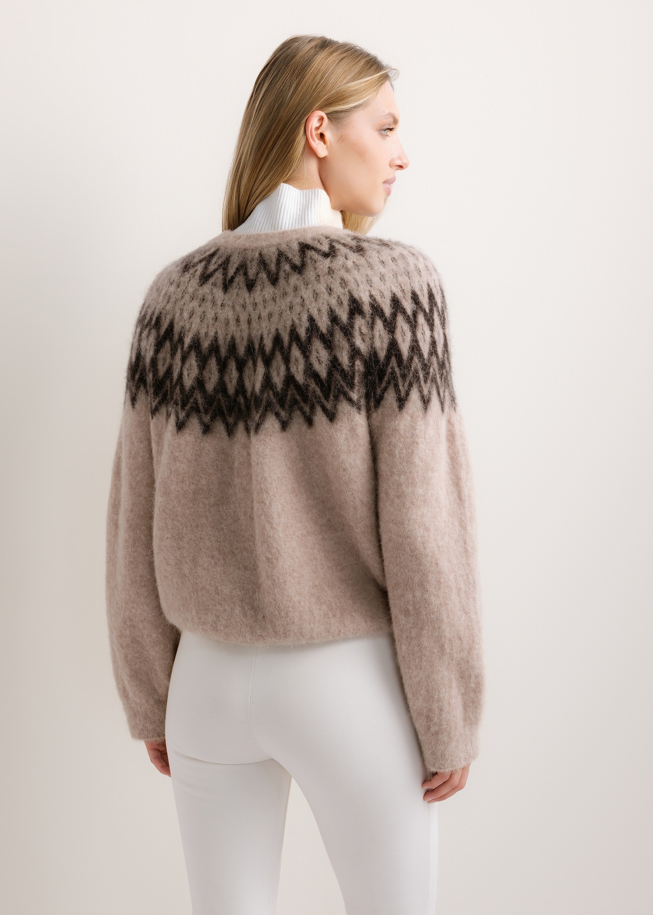 Sweter damski w kolorze chłodnego beżu z wełną SWEDT-0284-1J(Z26), widok produktu od tyłu na modelce. Widoczna połowa sylwetki.