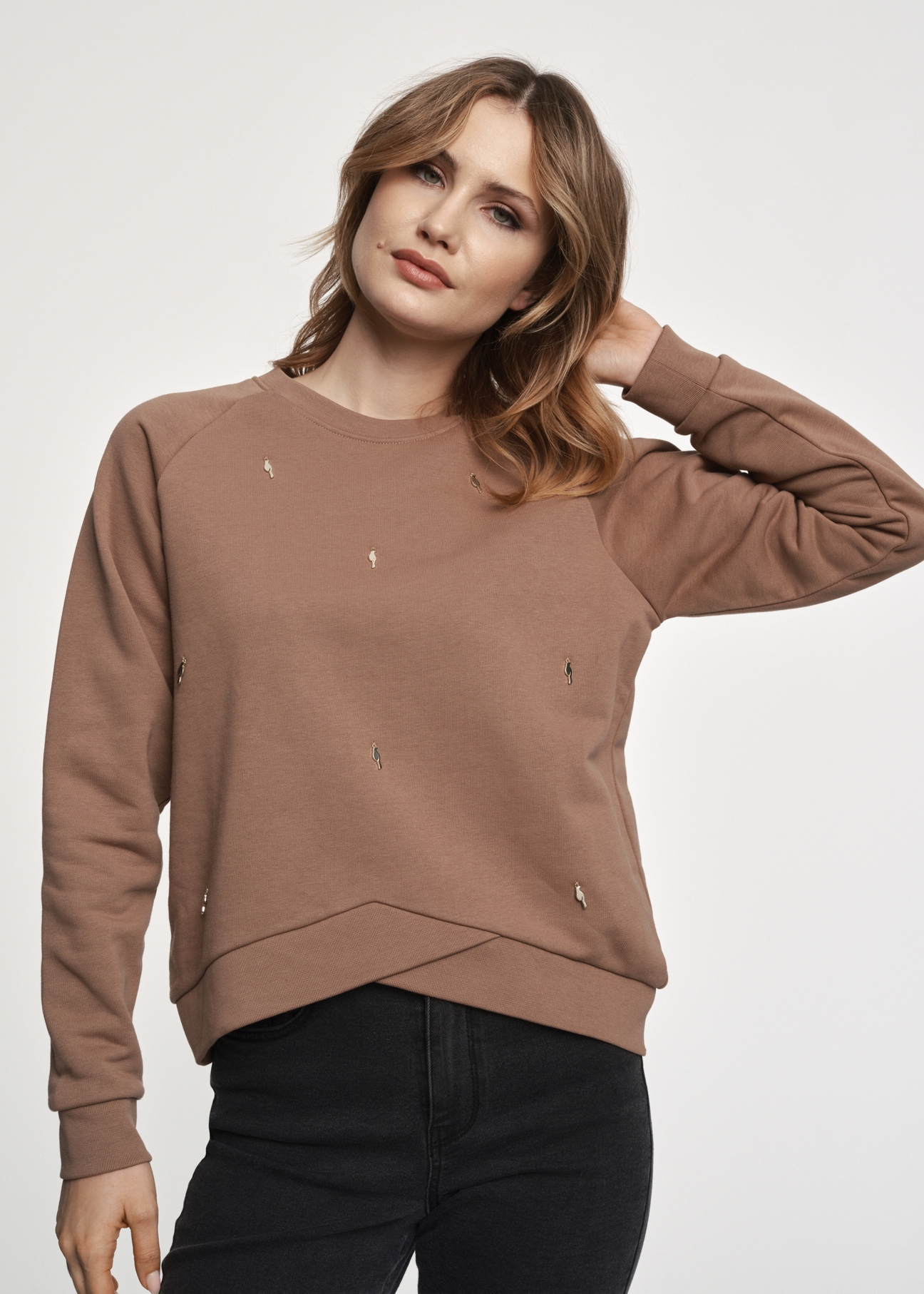 Brązowa bluza damska z zawieszkami BLZDT-0091-24(Z23)-01