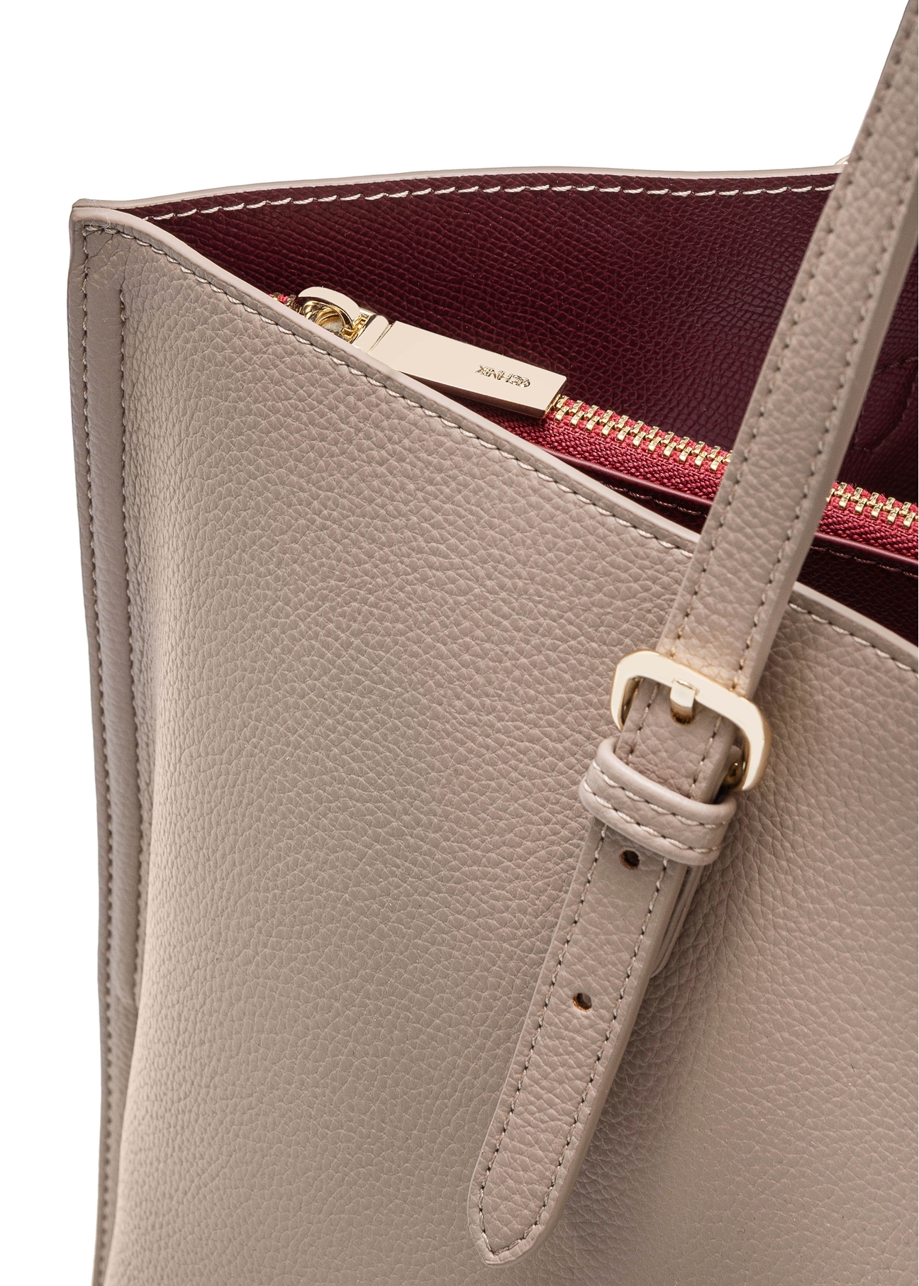 Beżowa duża torba shopper TOREC-1088-81(Z25), zbliżenie na detal produktu, wiodk na białym tle.