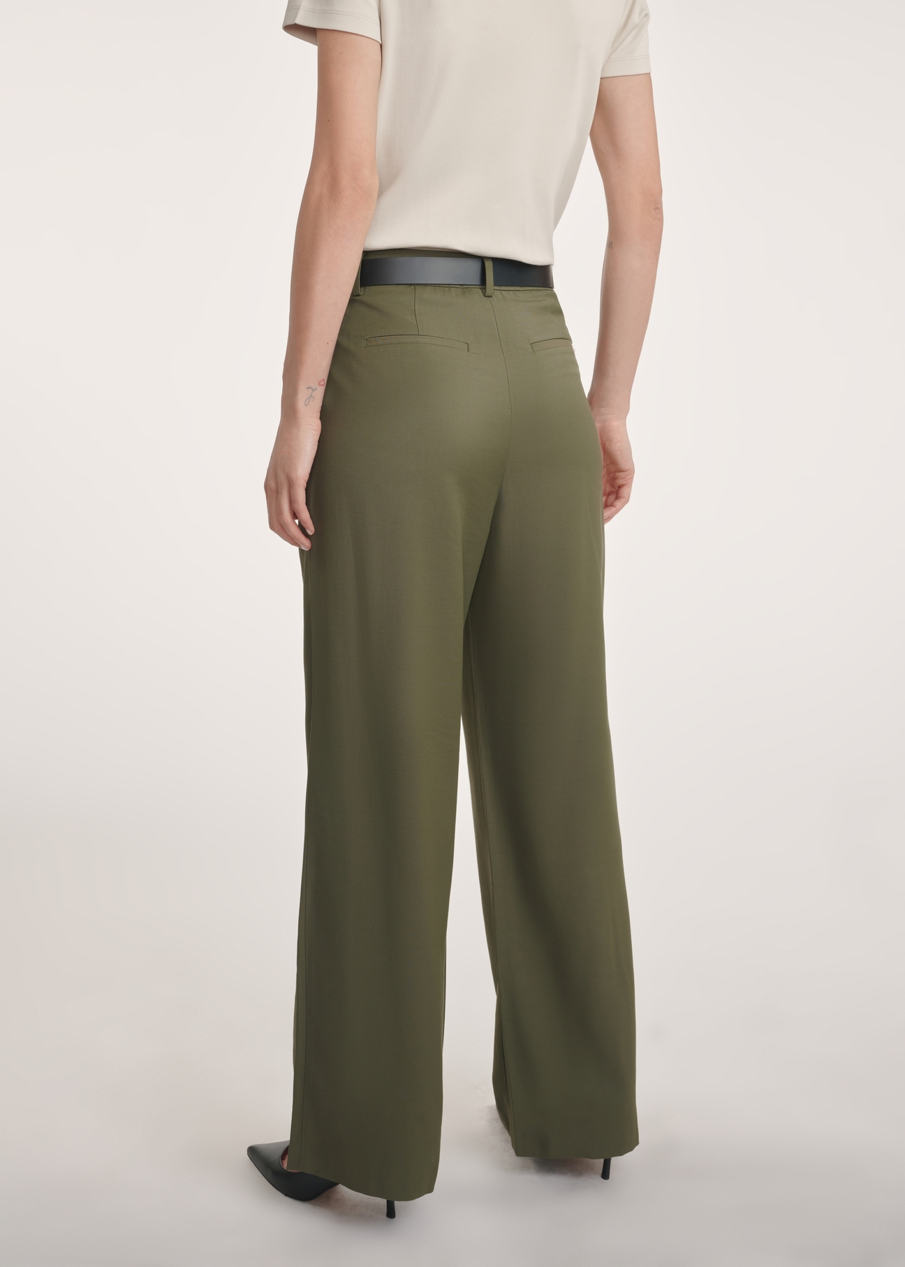 Spodnie damskie w kolorze khaki SPODT-0112-55(Z25), widok produktu z tyłu na modelce, widoczne pół sylwetki.