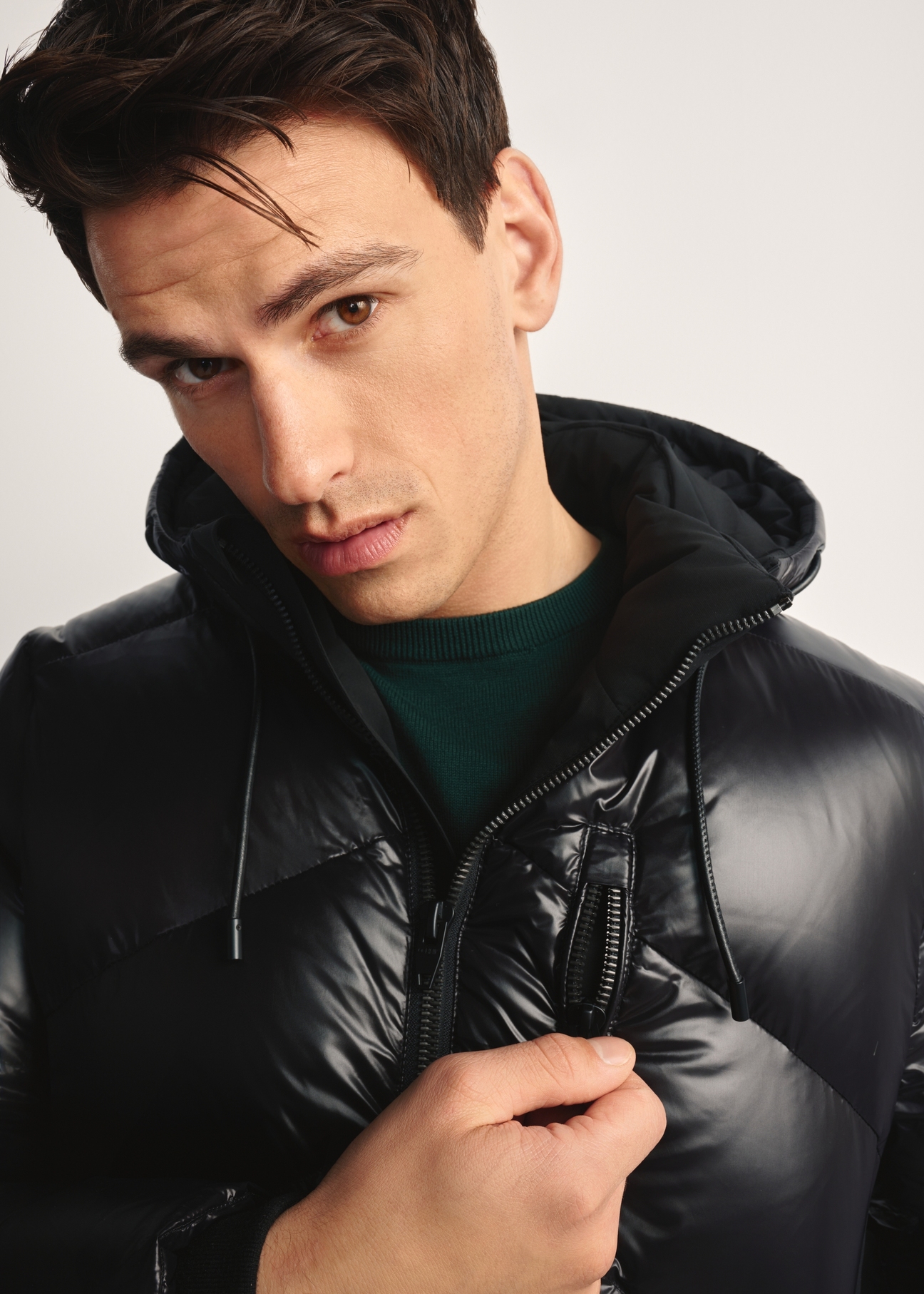 Czarna kurtka męska z naturalnym ociepleniem KURMT-0393-99(Z25) - widok produktu na modelu, na  białym tle. Zbliżenie na detal.