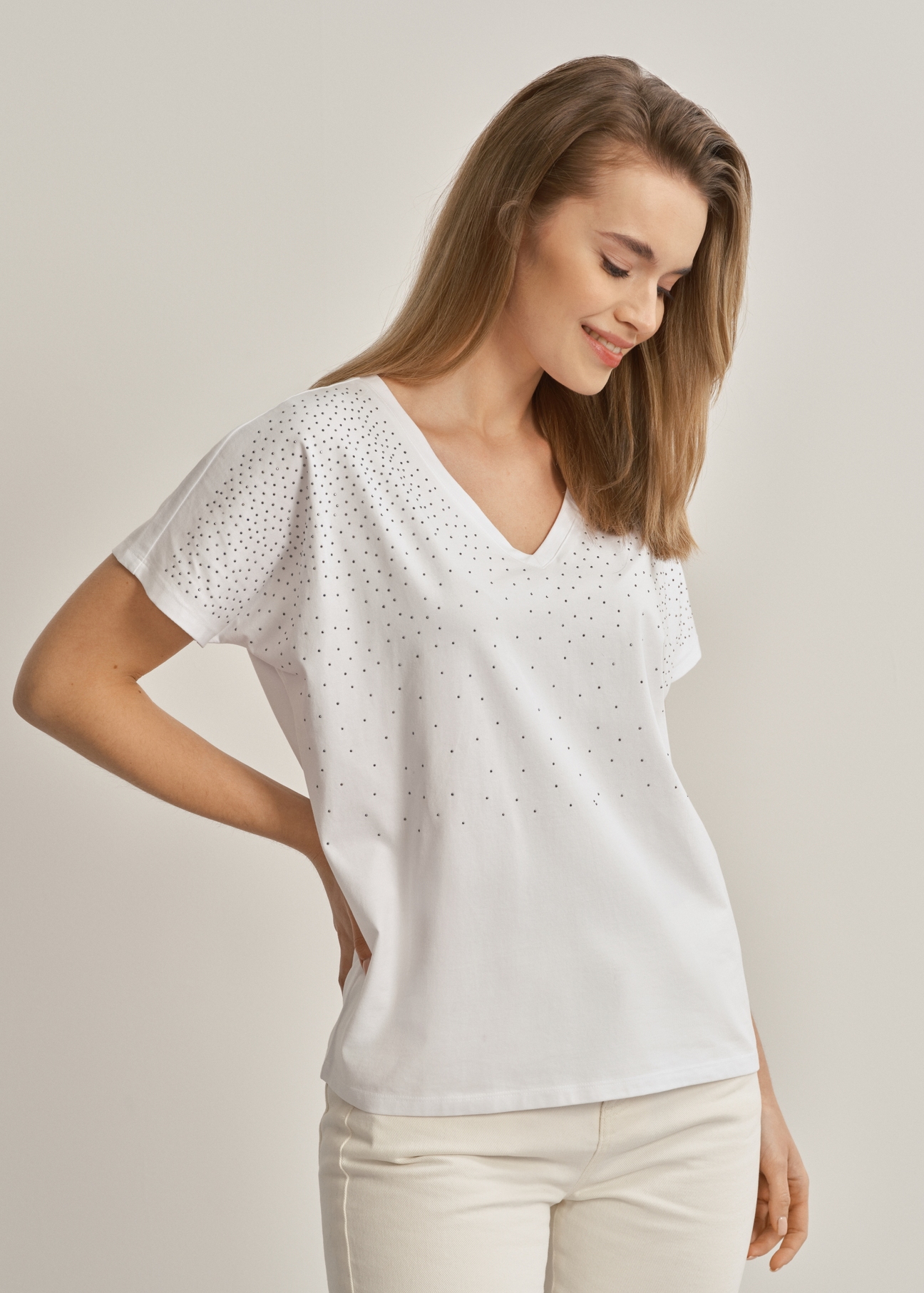 Biały T-shirt damski z cekinami TSHDT-0113-11(W23)-01