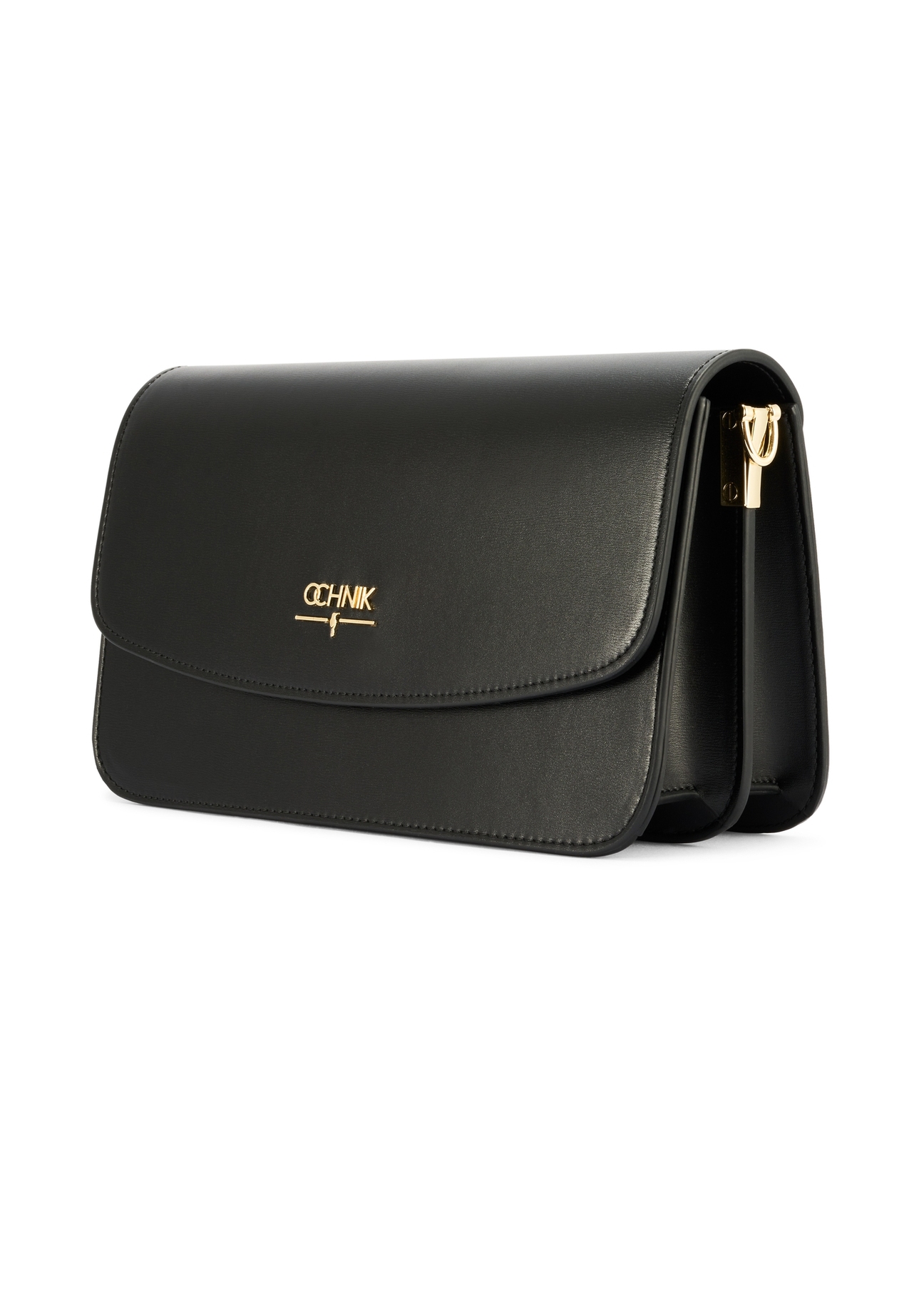 Czarna torebka damska z imitacji skóry TOREC-1081-99(W26), widok produktu skosem na białym tle.