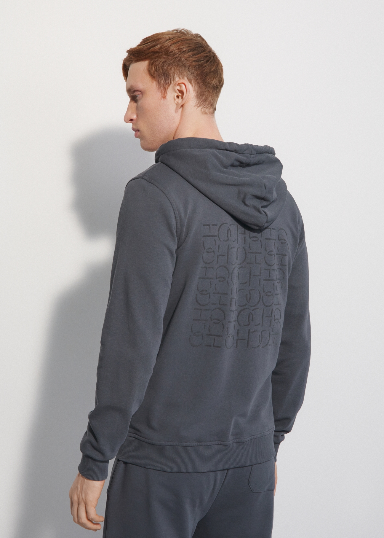 Grafitowa bluza męska z monogramem BLZMT-0056-95(W23)-03