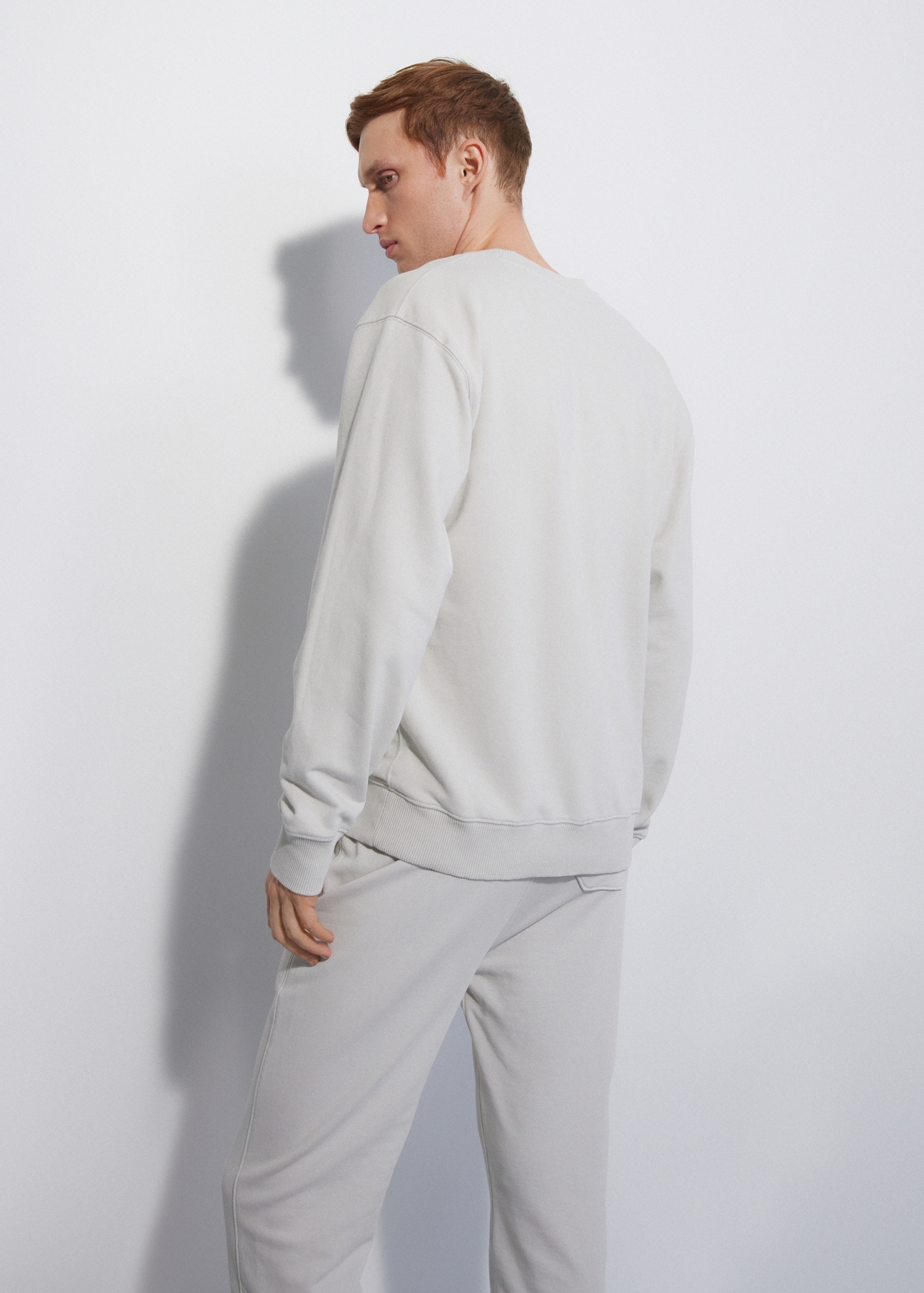 Kremowa bluza męska z logo BLZMT-0057-66(W23)-02