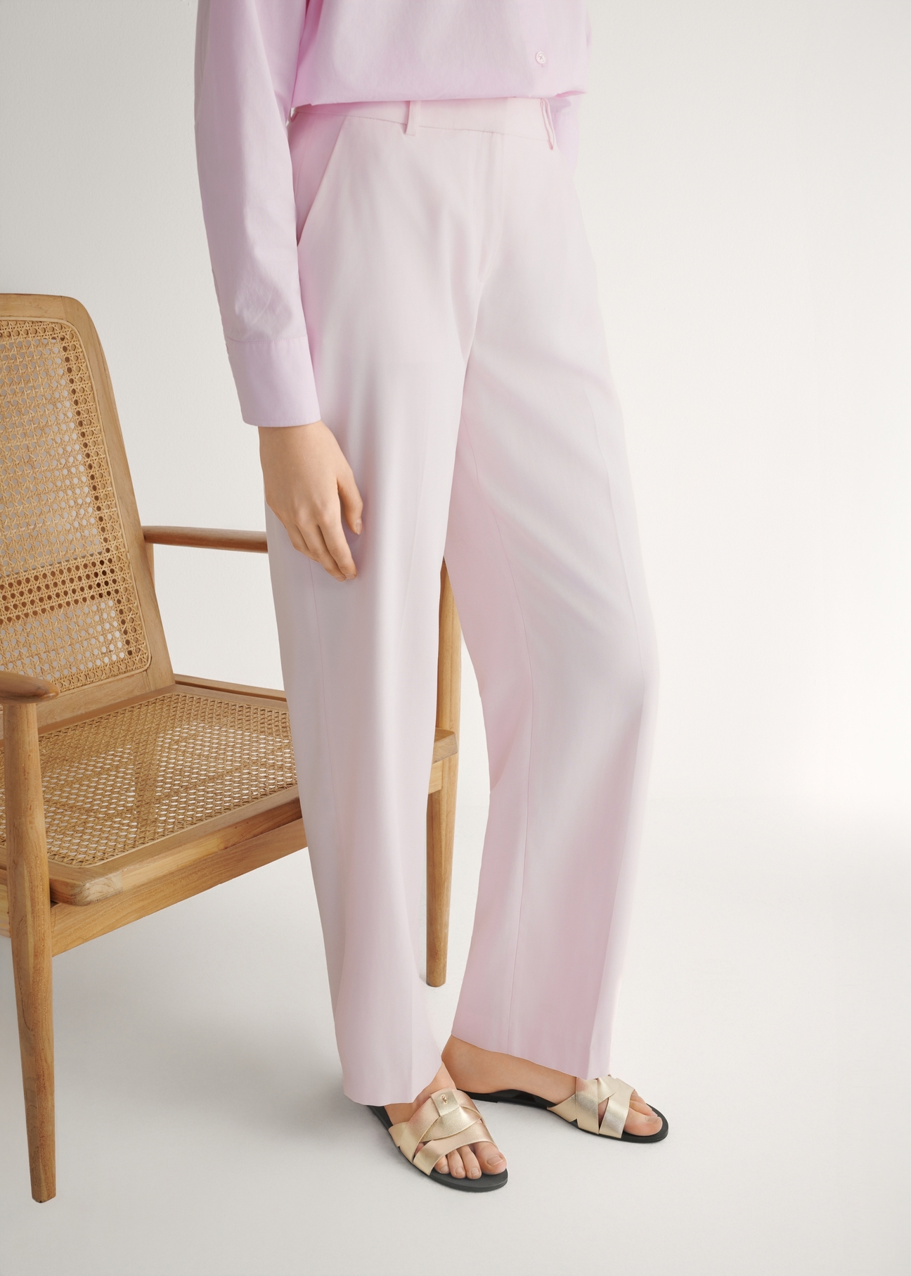 Złote klapki damskie z plecionką BUTYD-0903C-2X(W26), widok produktu z boku na stopach modelki.