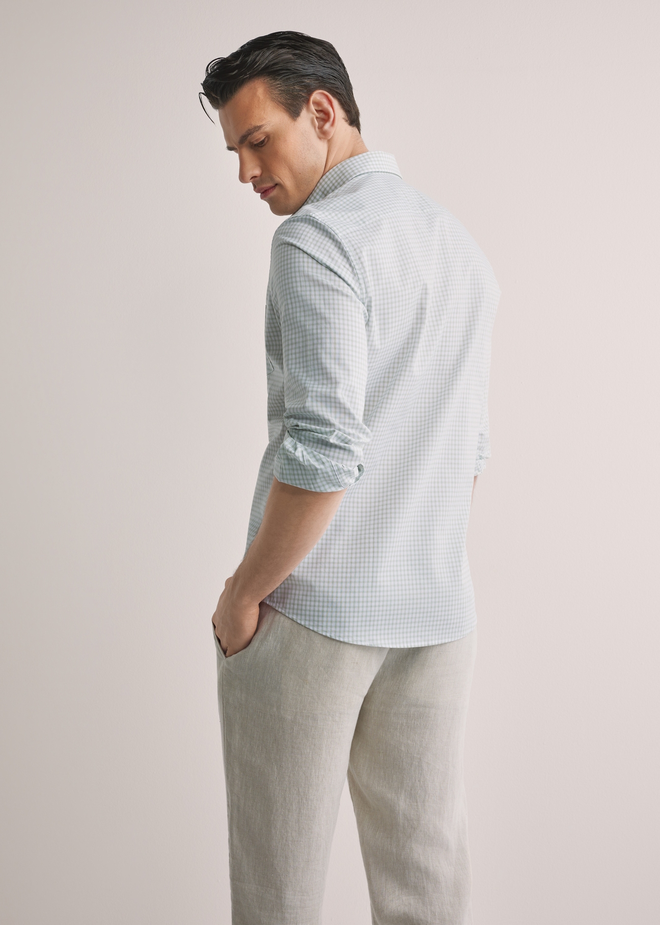 Bawełniana koszula męska w szałwiową kratkę KOSMT-0277-8F(W26), widok produktu z tyłu na modelu. Widoczna połowa sylwetki.