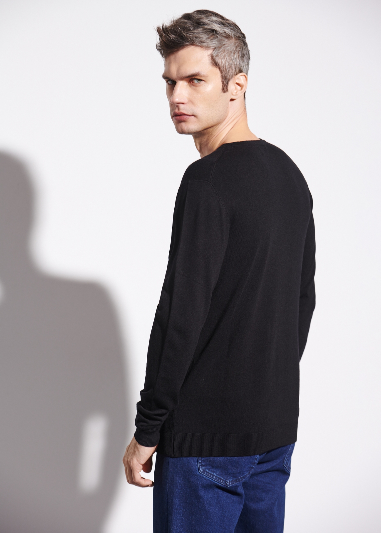 Czarny sweter męski SWEMT-0127-99(W23)-02
