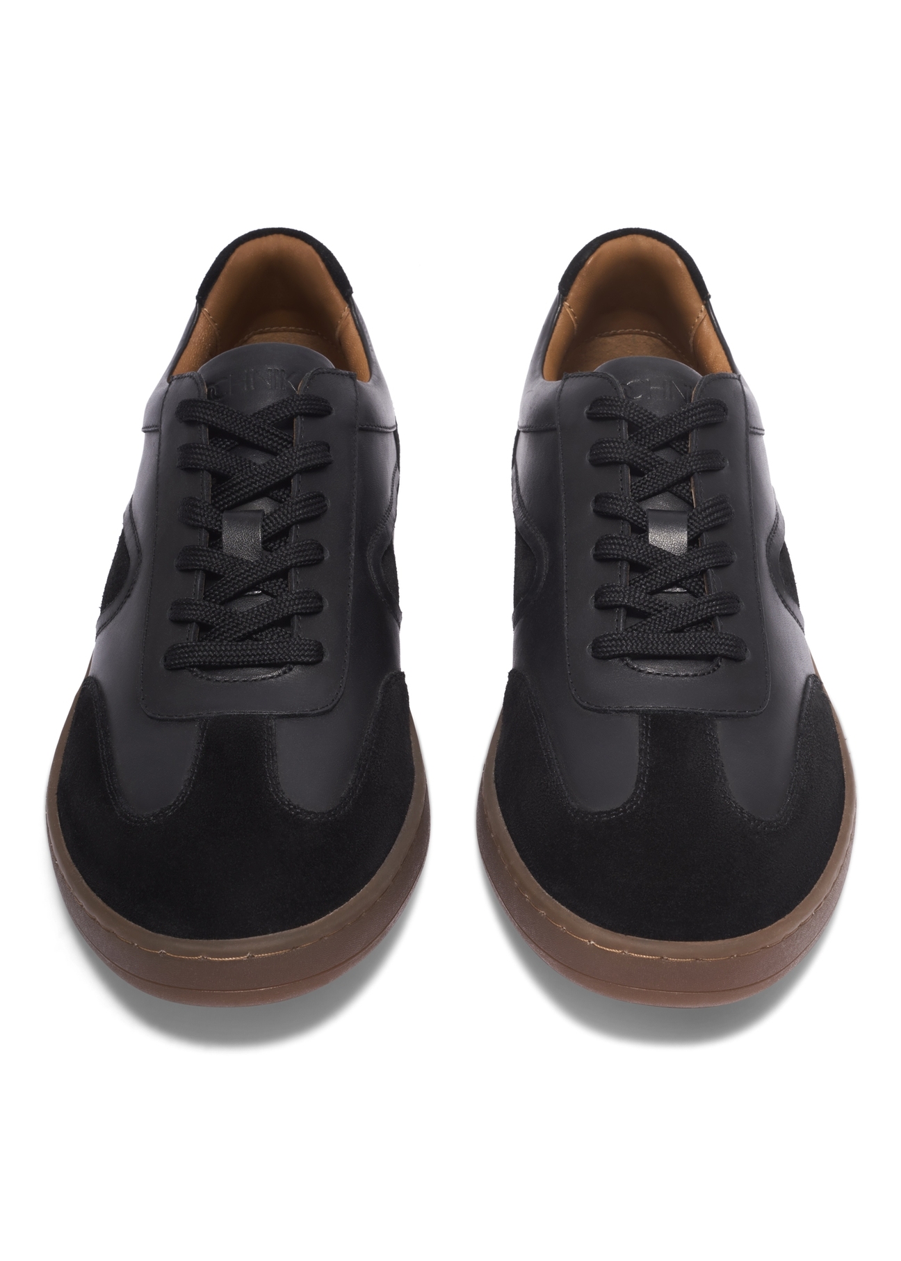 Czarne skórzane buty sportowe BUTYM-0573-9J(Z26), widok produktu z przodu na białym tle.
