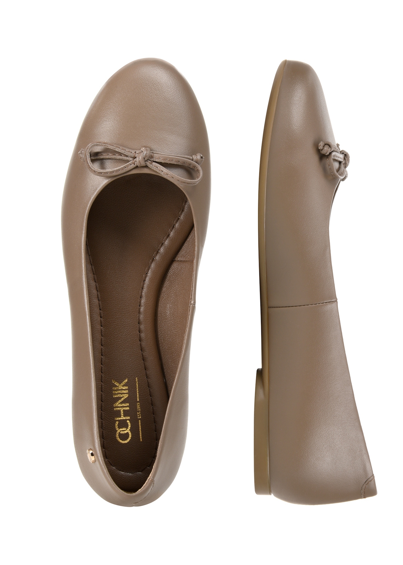 Skórzane baleriny damskie w kolorze chłodnego beżu BUTYD-1248-1K(W26), widok produktu z góry na białym tle.