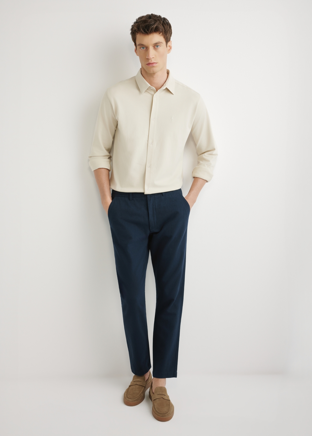 Granatowe spodnie męskie SPOMT-0120-7E(W26), widok produktu z przodu na modelu. Widoczna cała sylwetka.