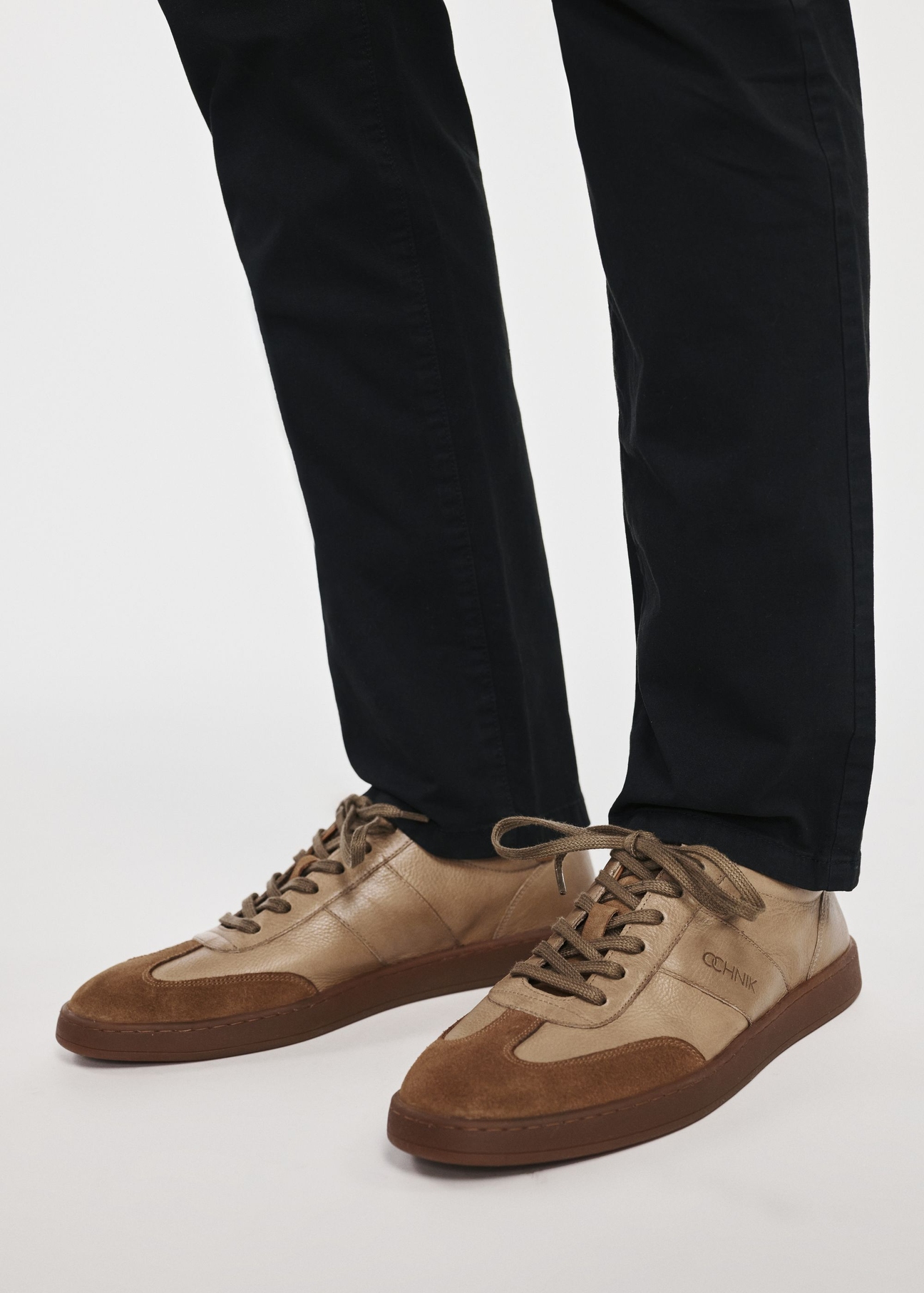 Skórzane męskie buty sportowe BUTYM-0487-1B(W26), widok produktu na stopach modela, na jasnym tle.