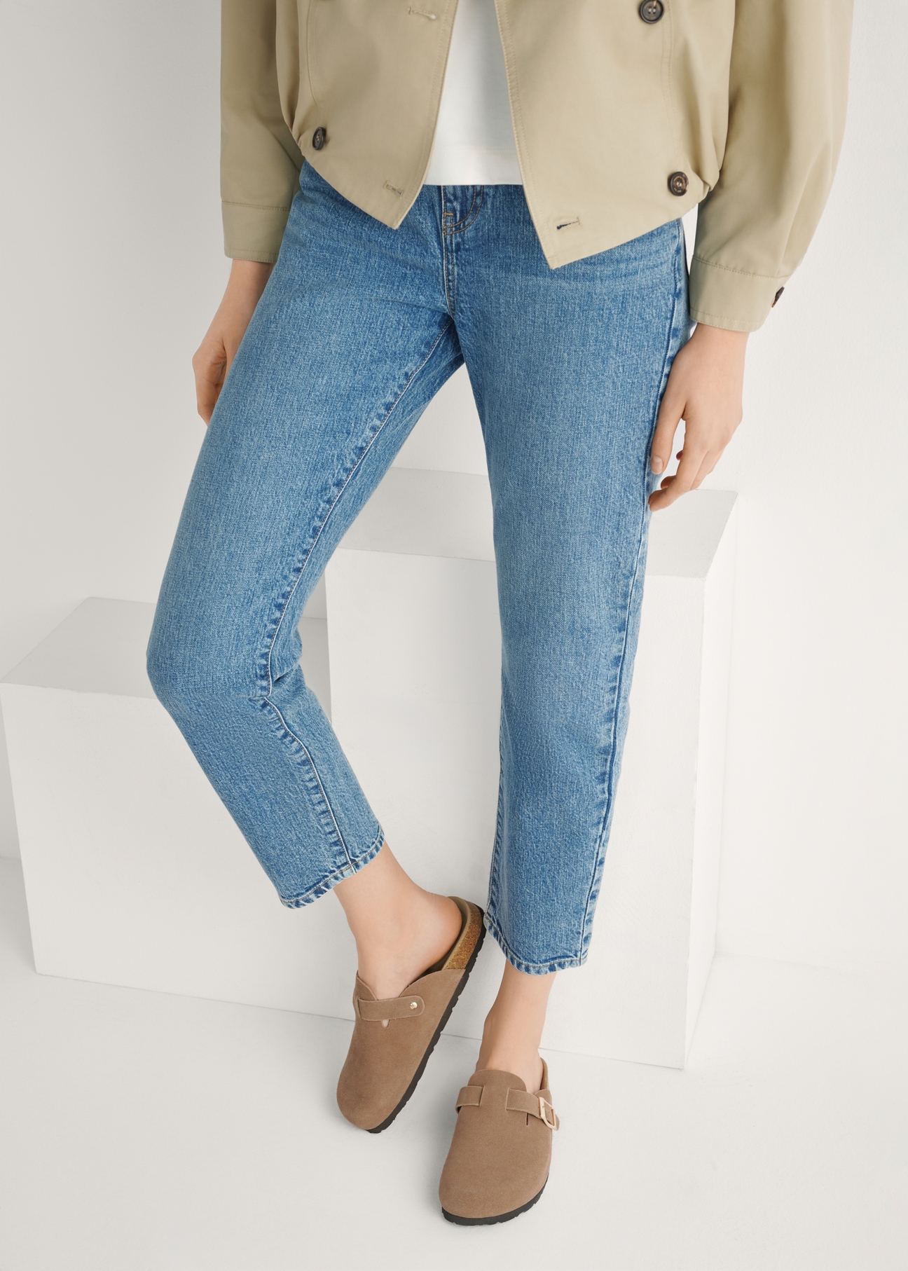 Zamszowe klapki damskie w kolorze camelowym BUTYD-1267-1D(W26), widok produktu z przodu na stopach modelki.