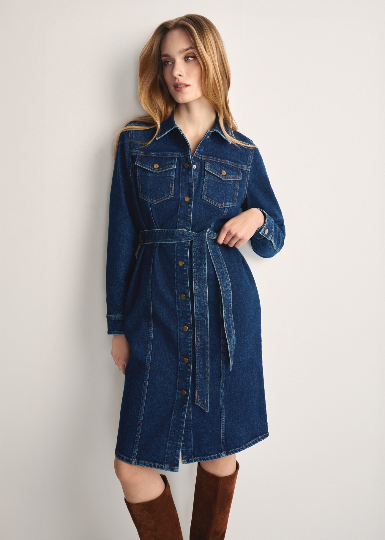 Jeansowa sukienka w stylu szmizjerki SUKDT-0240-68(Z25), produktu widoczny od przodu na modelce, widoczne pół sylwetki.