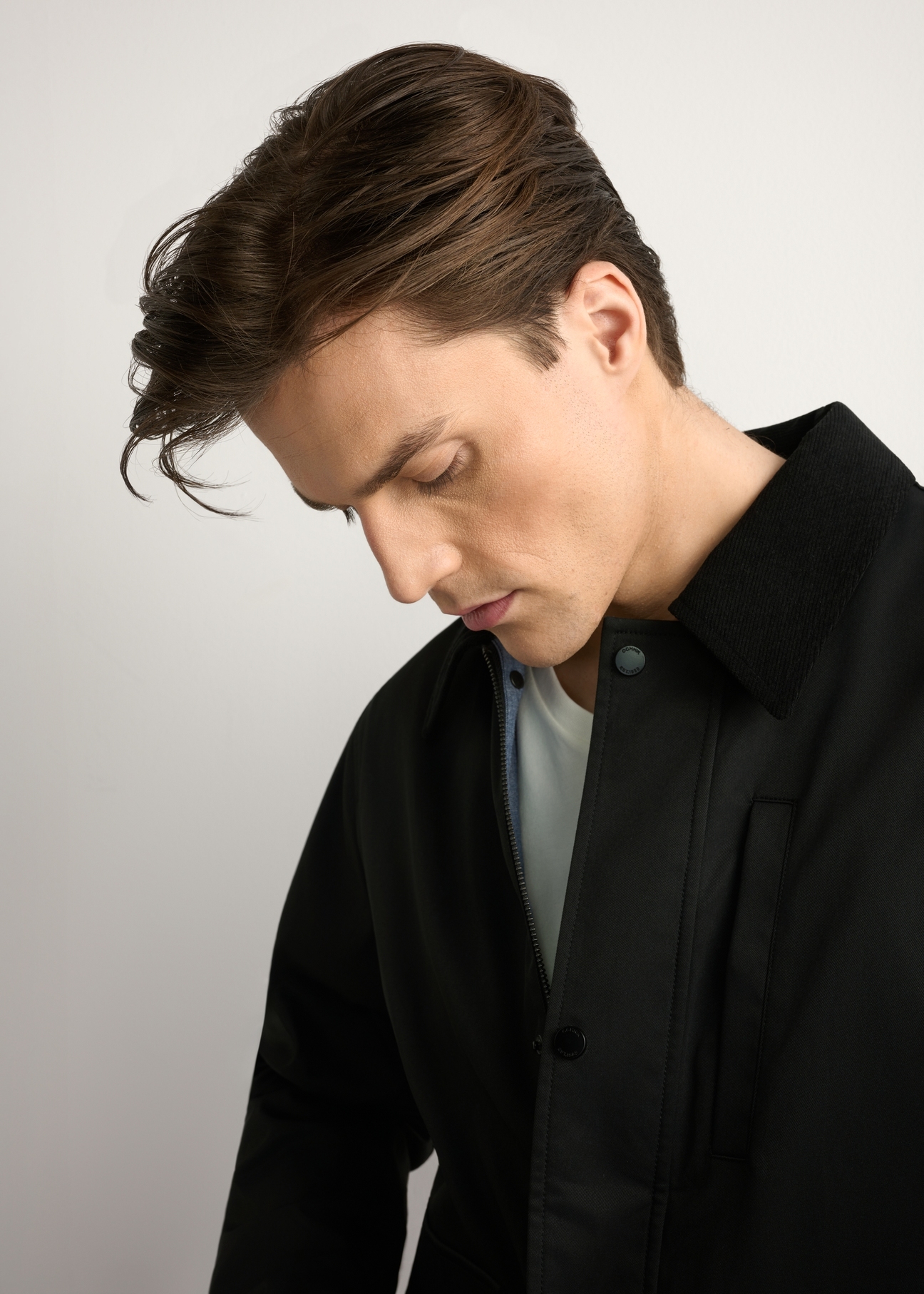 Czarna przejściowa kurtka męska KURMT-0419-99(W26) - zbliżenie na detal, na jasnym tle.