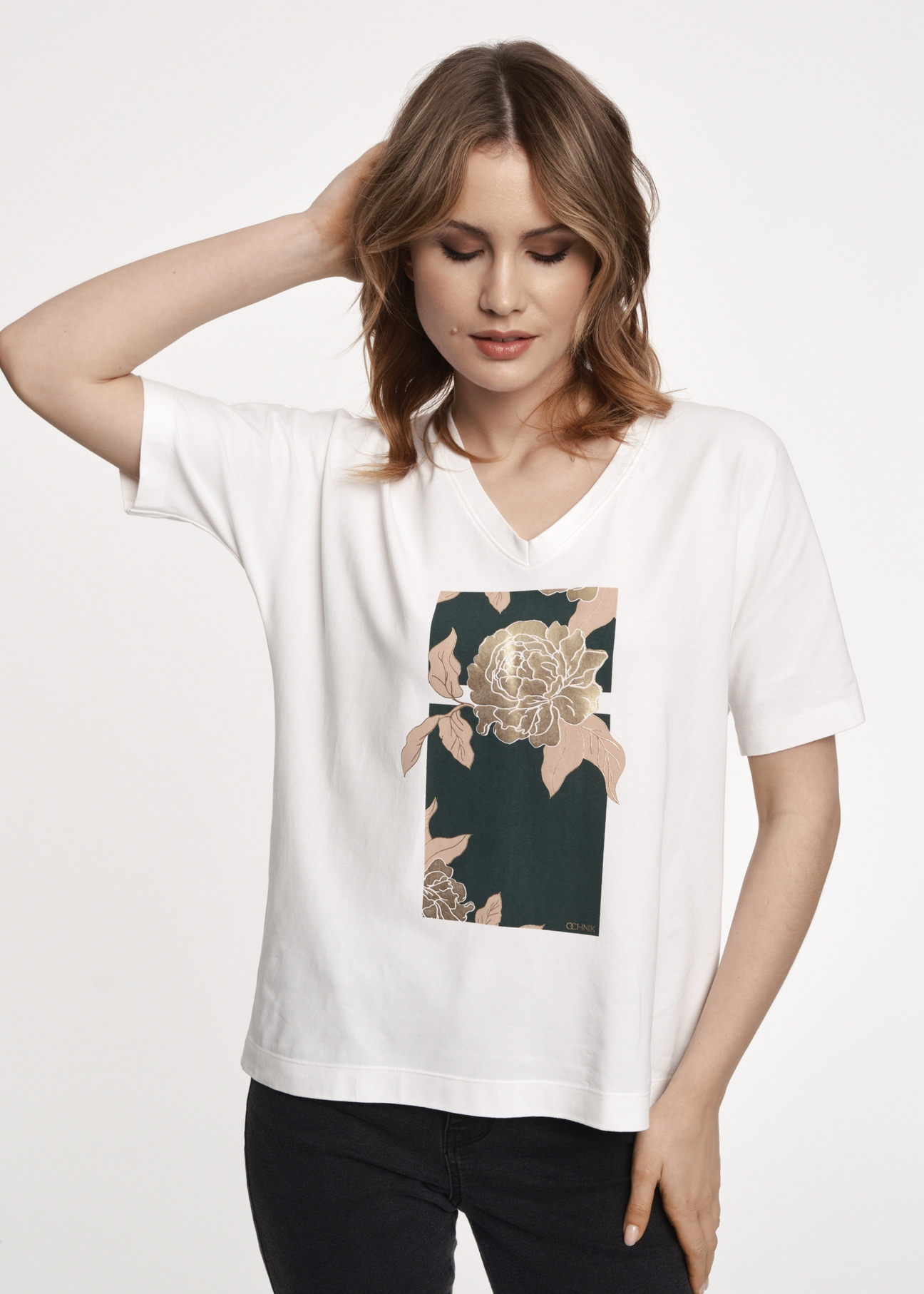 Kremowy T-shirt damski z printem TSHDT-0115-12(Z23)-01