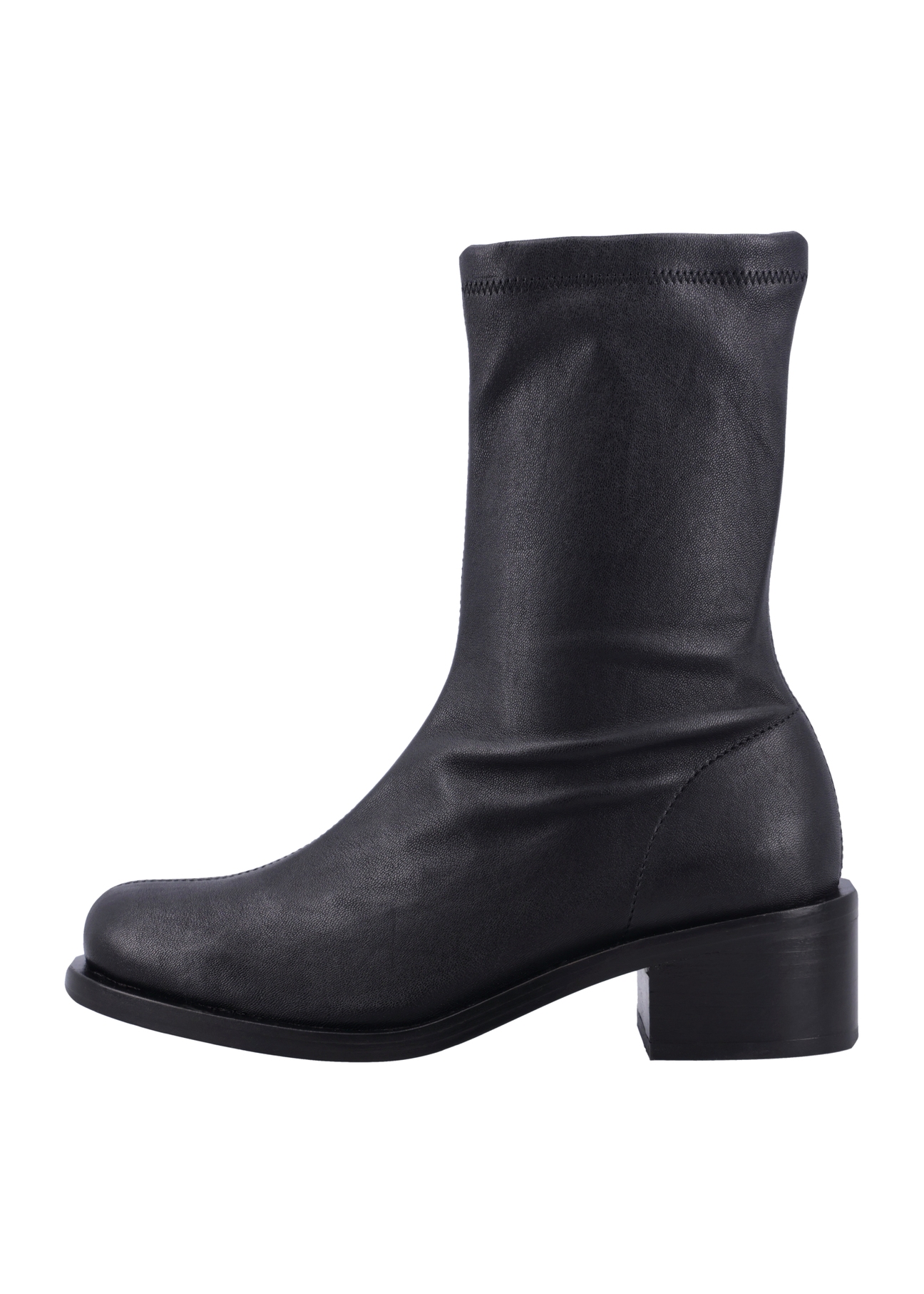 Czarne skórzane botki damskie BUTYD-1360-99(Z26), widok produktu z boku na białym tle.