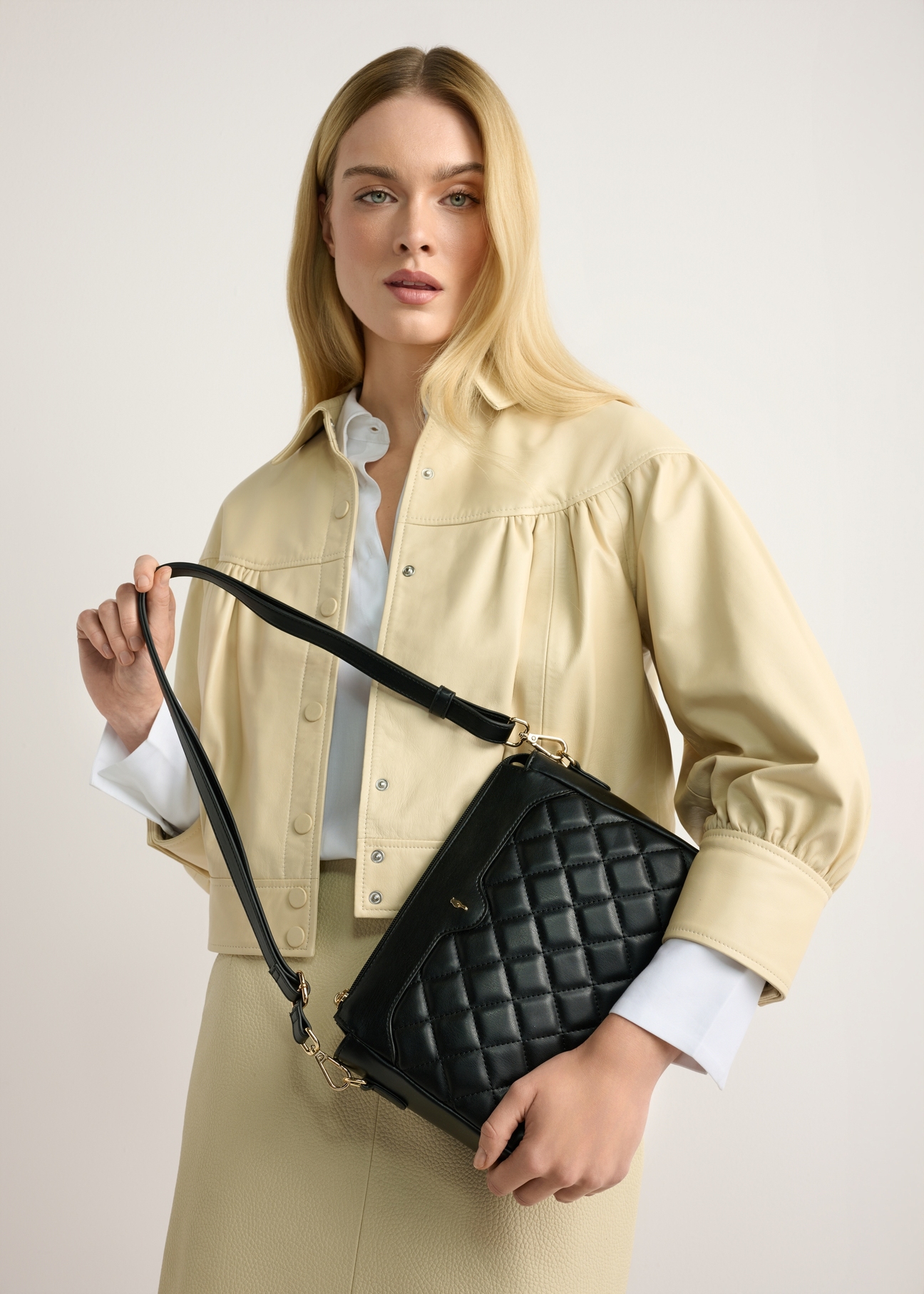 Czarna pikowana torebka damska TOREC-1116-99(W26)