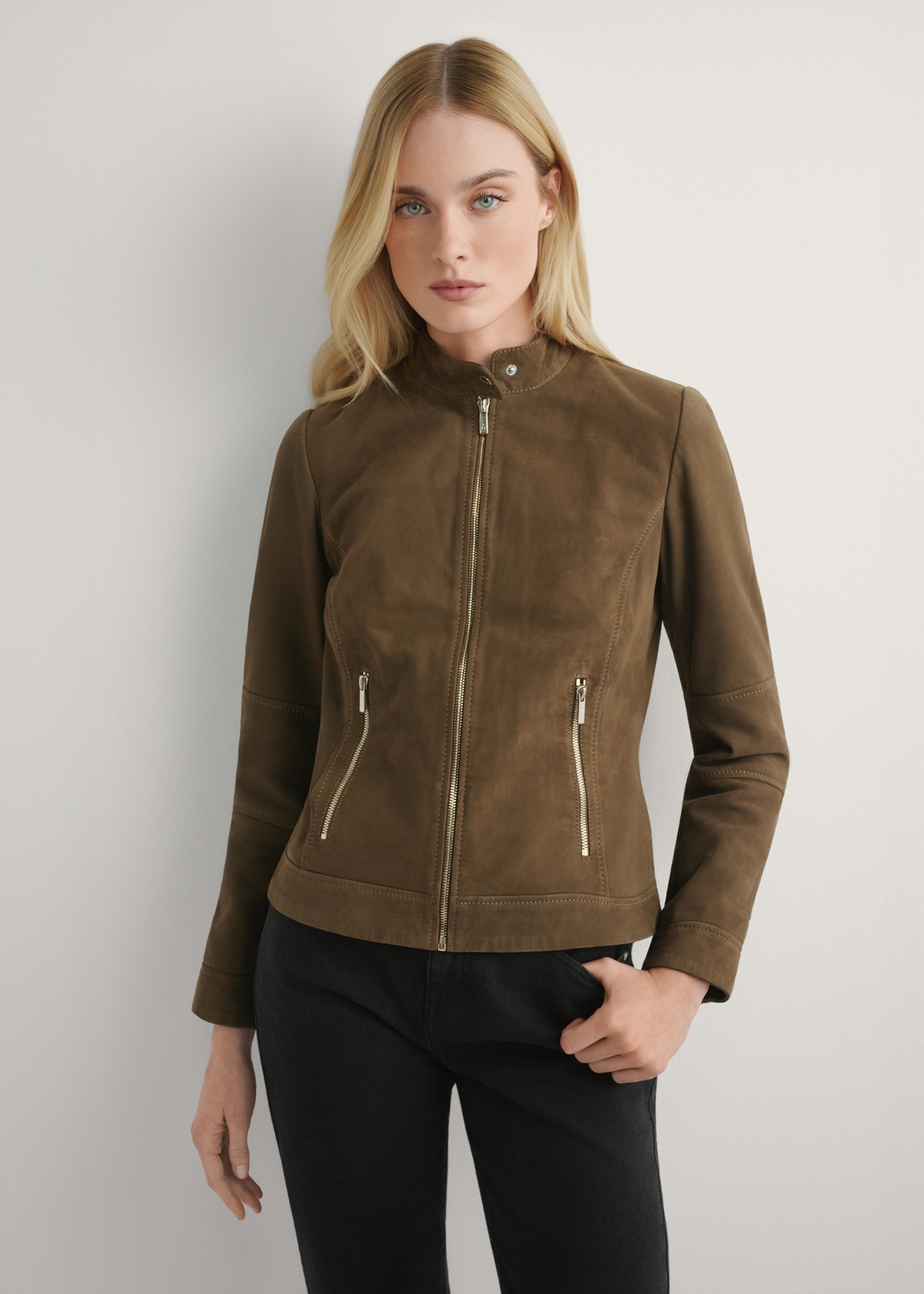 Skórzana kurtka damska w kolorze brązowym KURDS-0611-1H(W26), widok produktu z przodu na modelce. Widoczna połowa sylwetki.