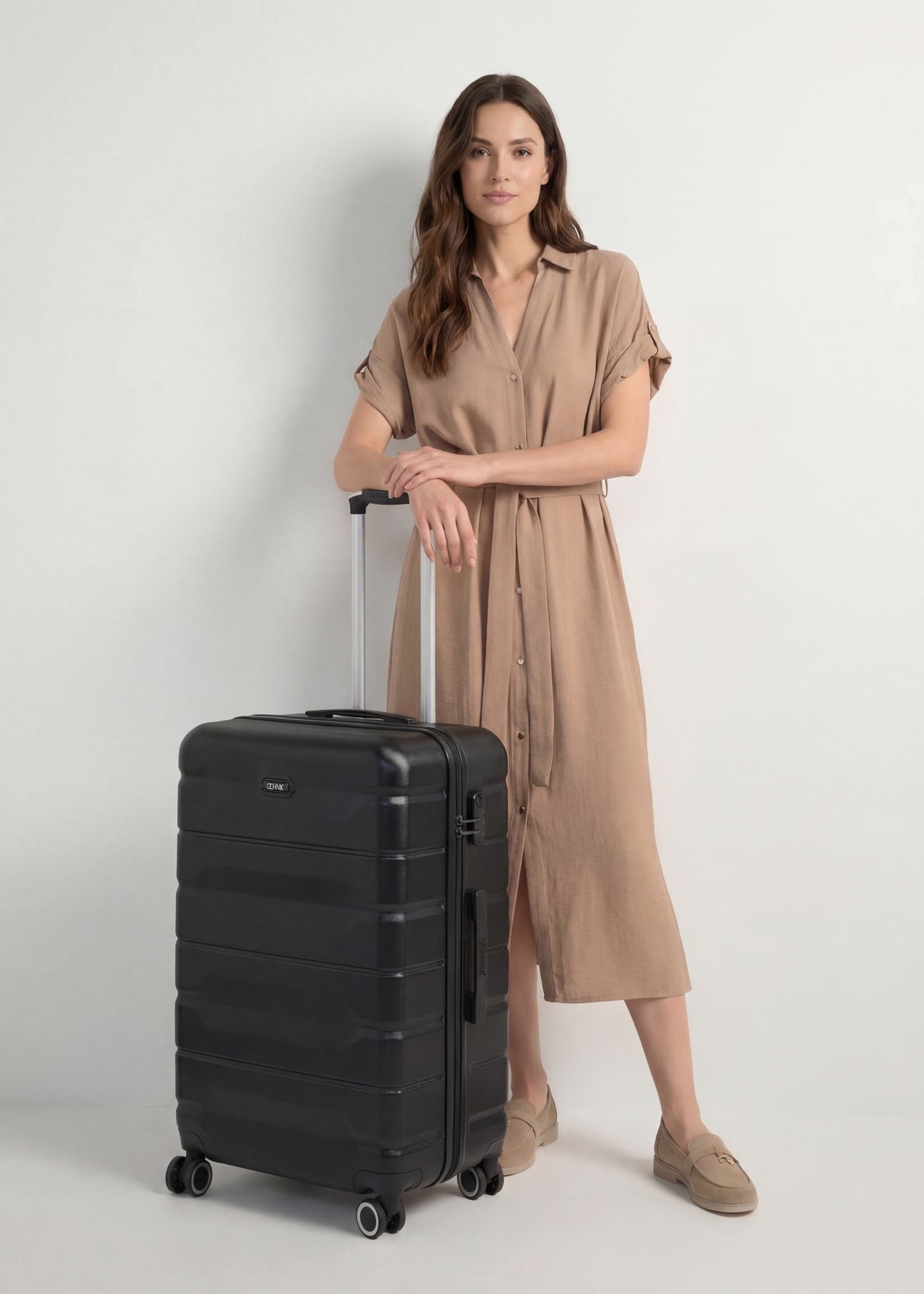 Walizka duża na kółkach WALAB-0067-99-28(W25), widok produktu skosem przy modelce, widoczna cała modelka.