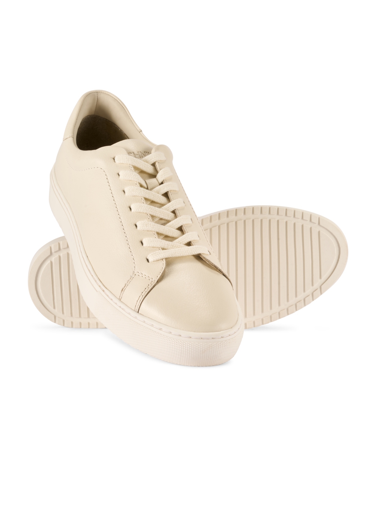 Białe skórzane buty sportowe BUTYM-0503A-0B(W26), widok produktu skosem na białym tle.