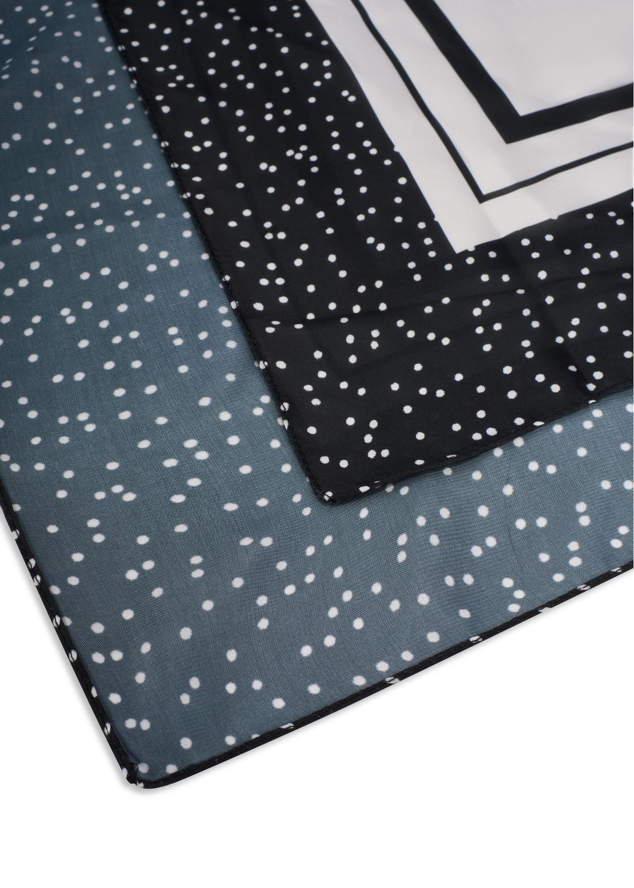 Czarna apaszka damska z logo SZADT-0192-9P(W26), zbliżenie na detal produktu na białym tle.