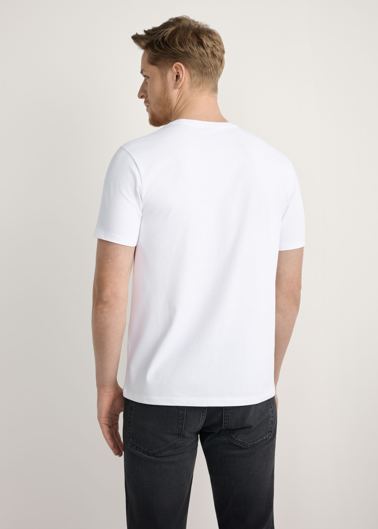 Biały T-shirt męski TSHMT-0120-0A(Z26) - widok produktu od tyłu na modelu, widoczna połowa sylwetki.