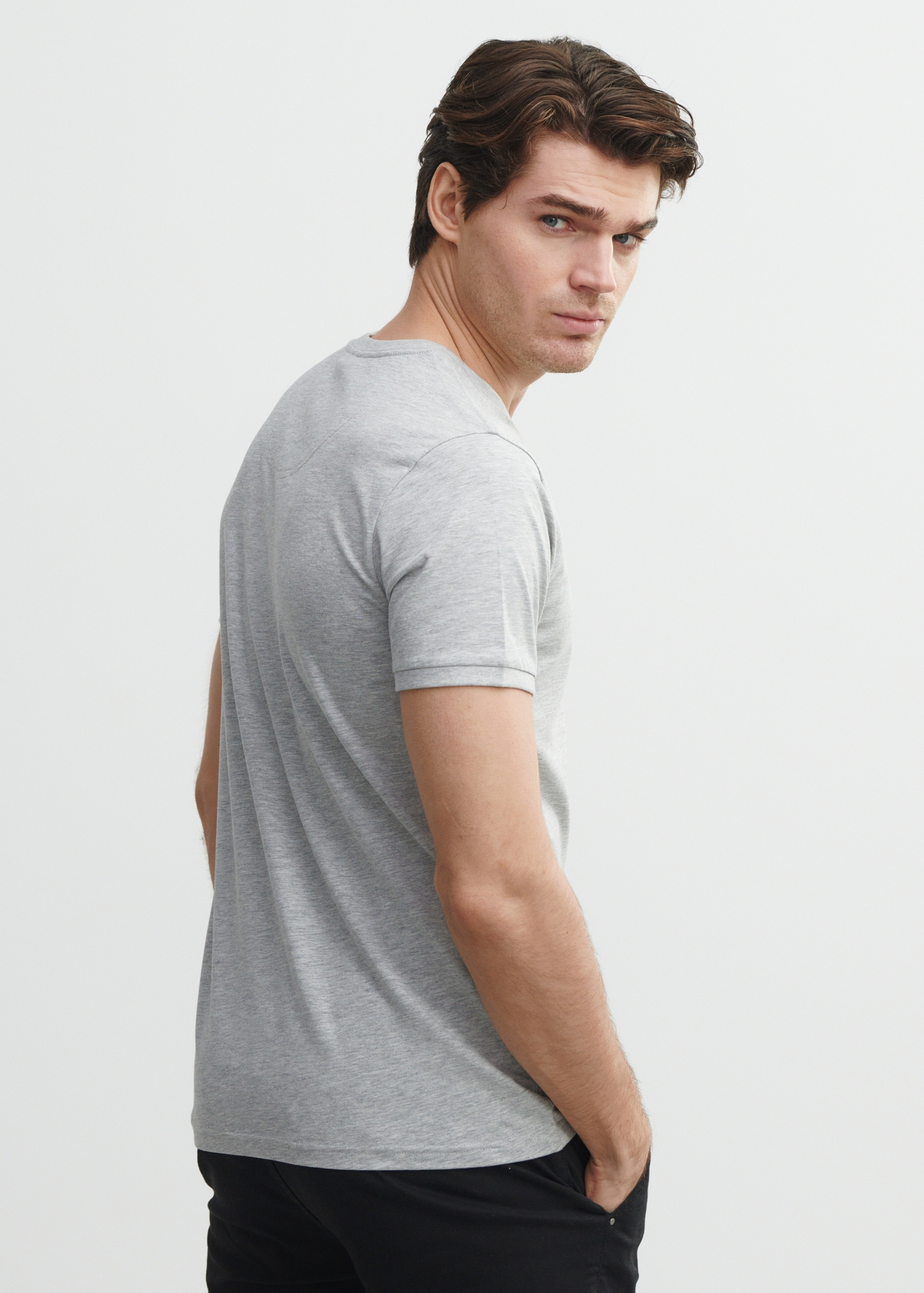 Szary basic T-shirt męski z logo TSHMT-0088-91(W23)-03
