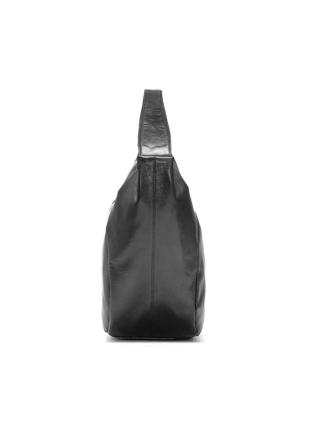 Czarna skórzana torebka hobo TORES-1135A-99(Z25), widok produktu od boku na białym tle.