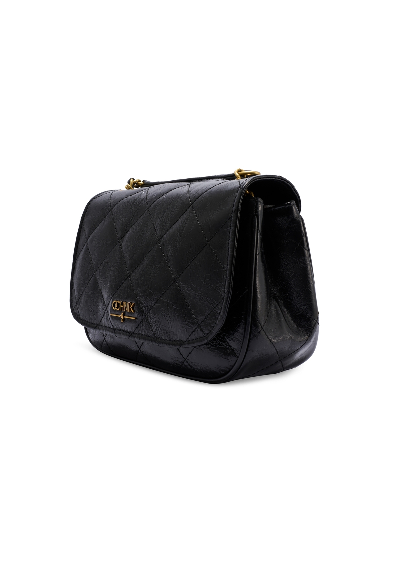 Czarna skórzana lakierowana torebka damska TORES-1297-99(W26), widok produktu skosem na białym tle.