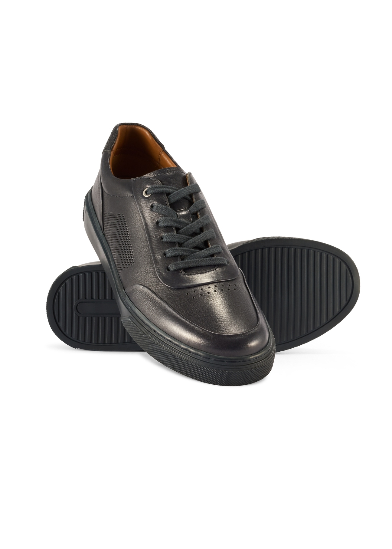 Skórzane sneakersy męskie w kolorze granatowym BUTYM-0484-7E(W26) - widok produktu lekko po skosie, na białym tle. 